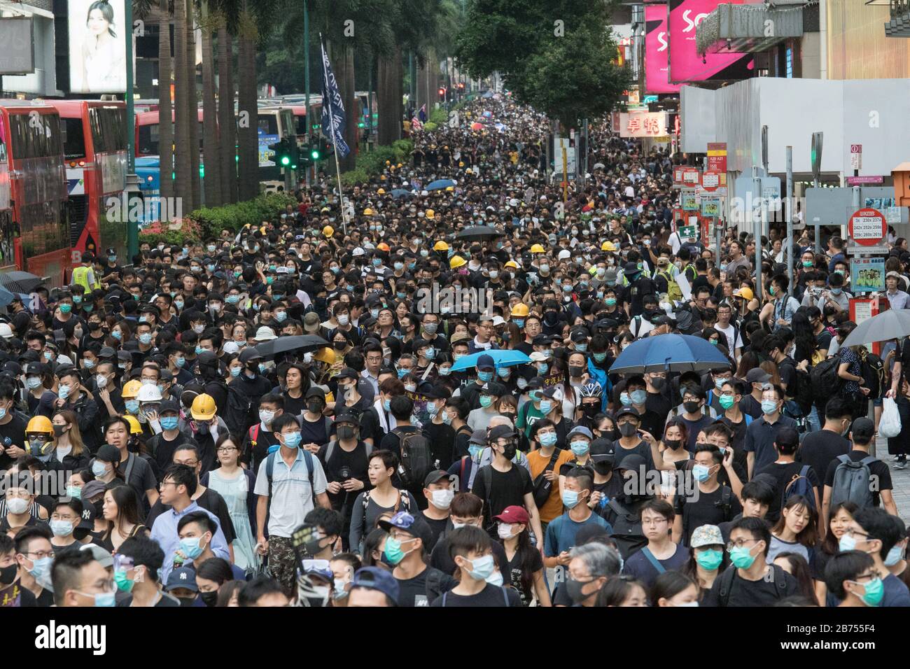 Des milliers de manifestants défilent à Tsim Sha Tsui à Hong Kong. Ils protestent contre les récentes violences commises par la police. Banque D'Images