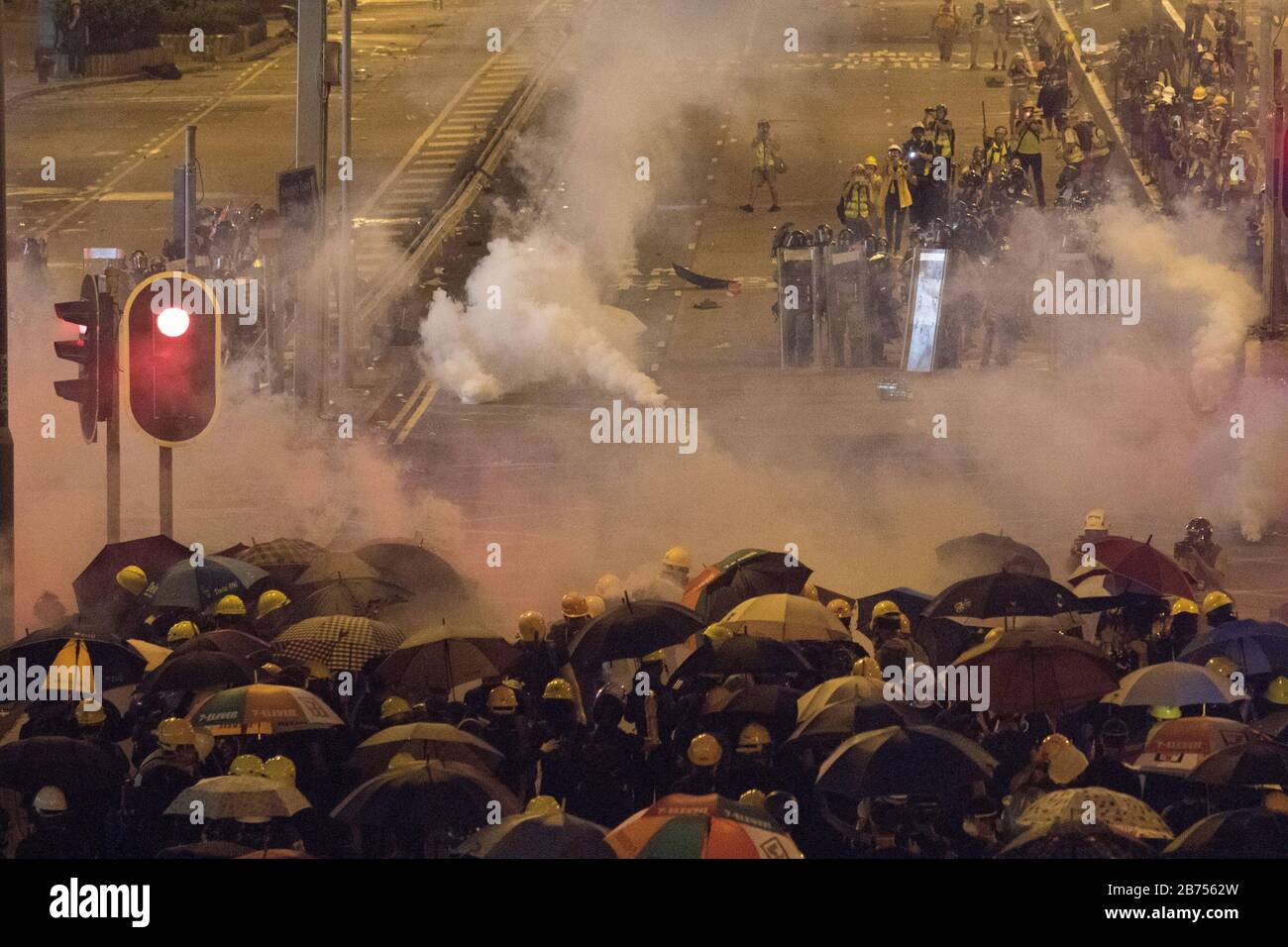 La police anti-émeute utilise des gaz lacrymogènes pour disperser les manifestants à Hong Kong. Banque D'Images