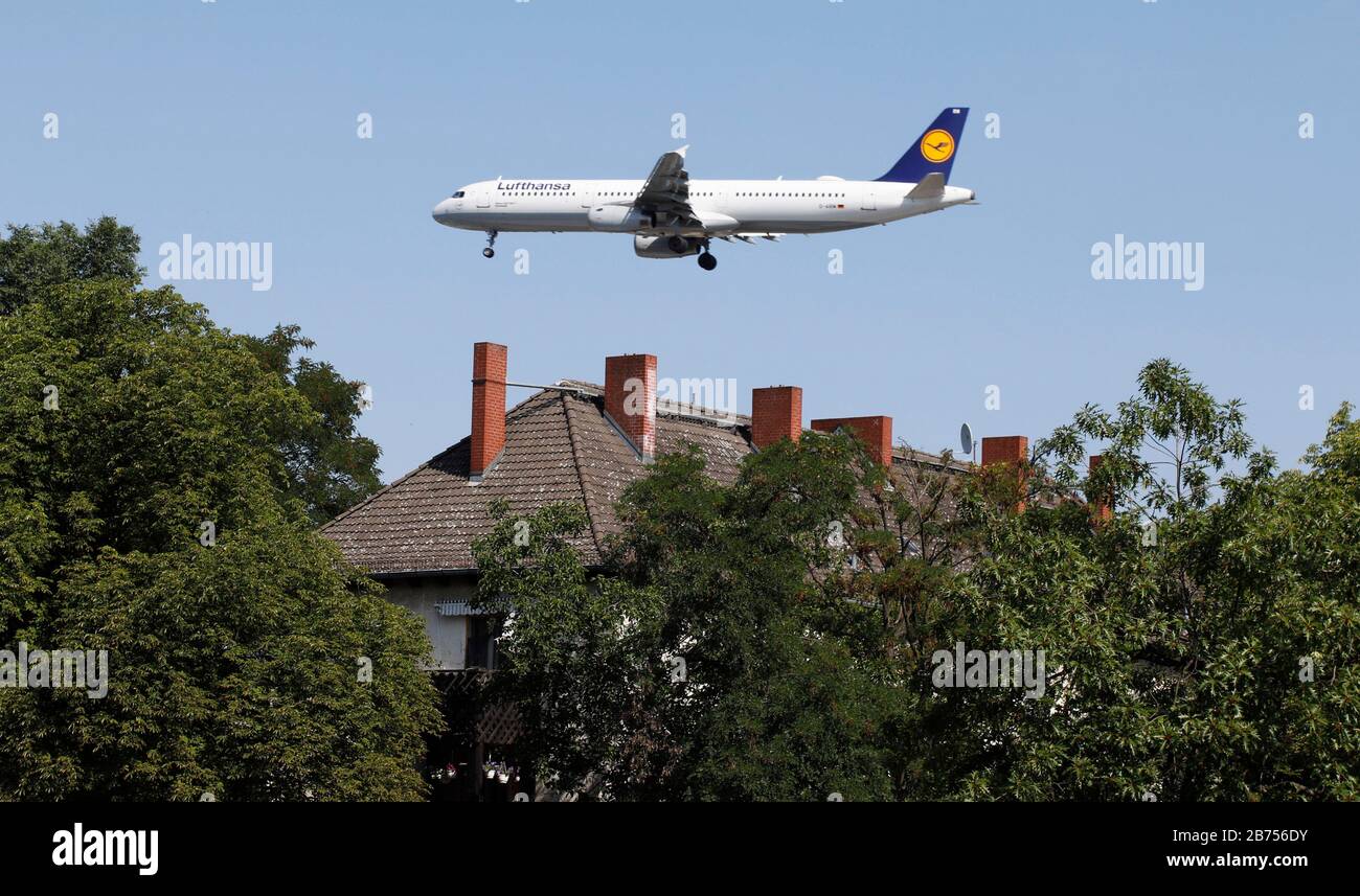 Un Airbus Lufthansa en approche de l'aéroport de Berlin Tegel. [traduction automatique] Banque D'Images