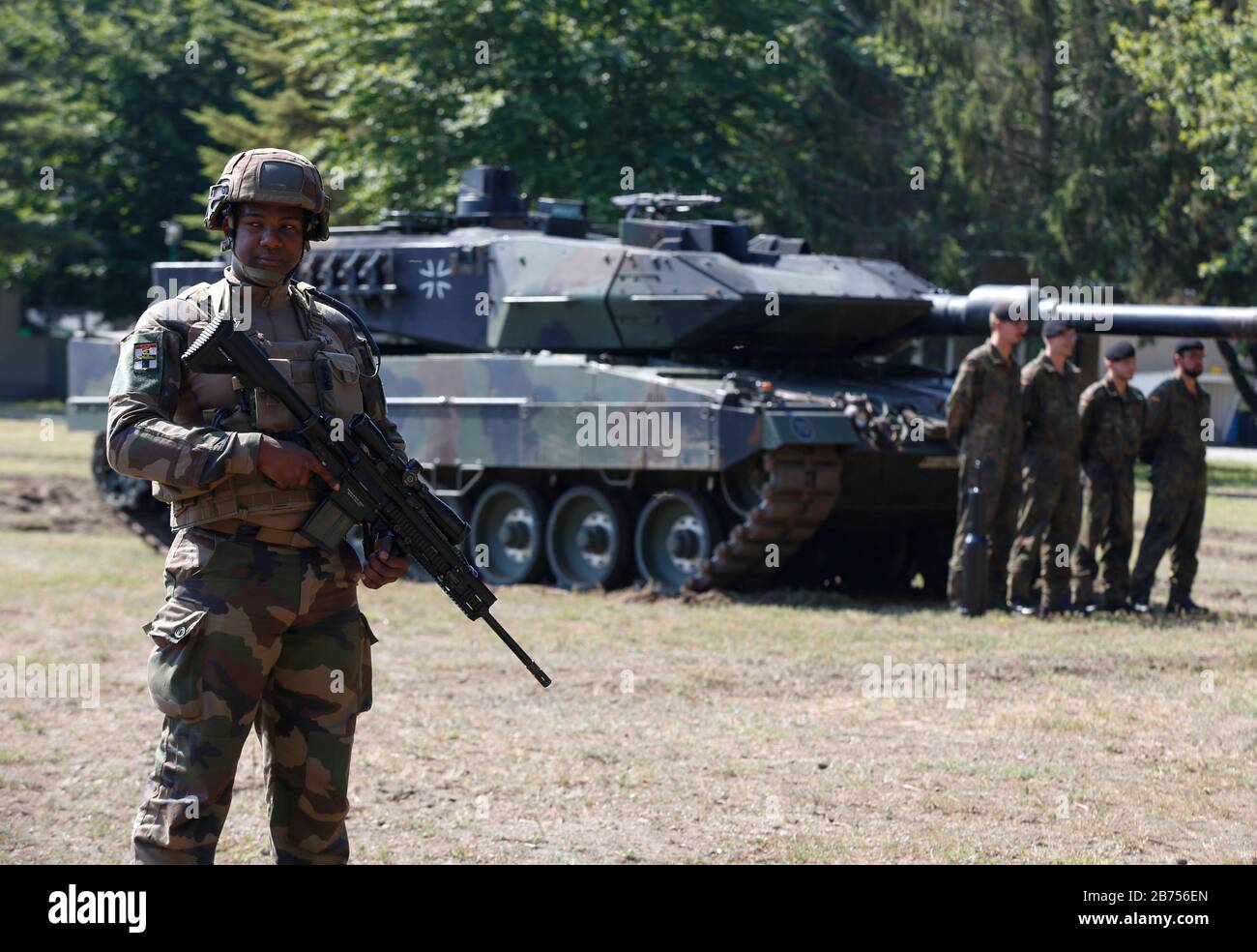 Un soldat français du 153 régiment d'infanterie de Colmar se tient devant un char de combat principal de la Bundeswehr Leopard 2A6 lors d'une manifestation dans la caserne Julius Leber à Berlin. [traduction automatique] Banque D'Images