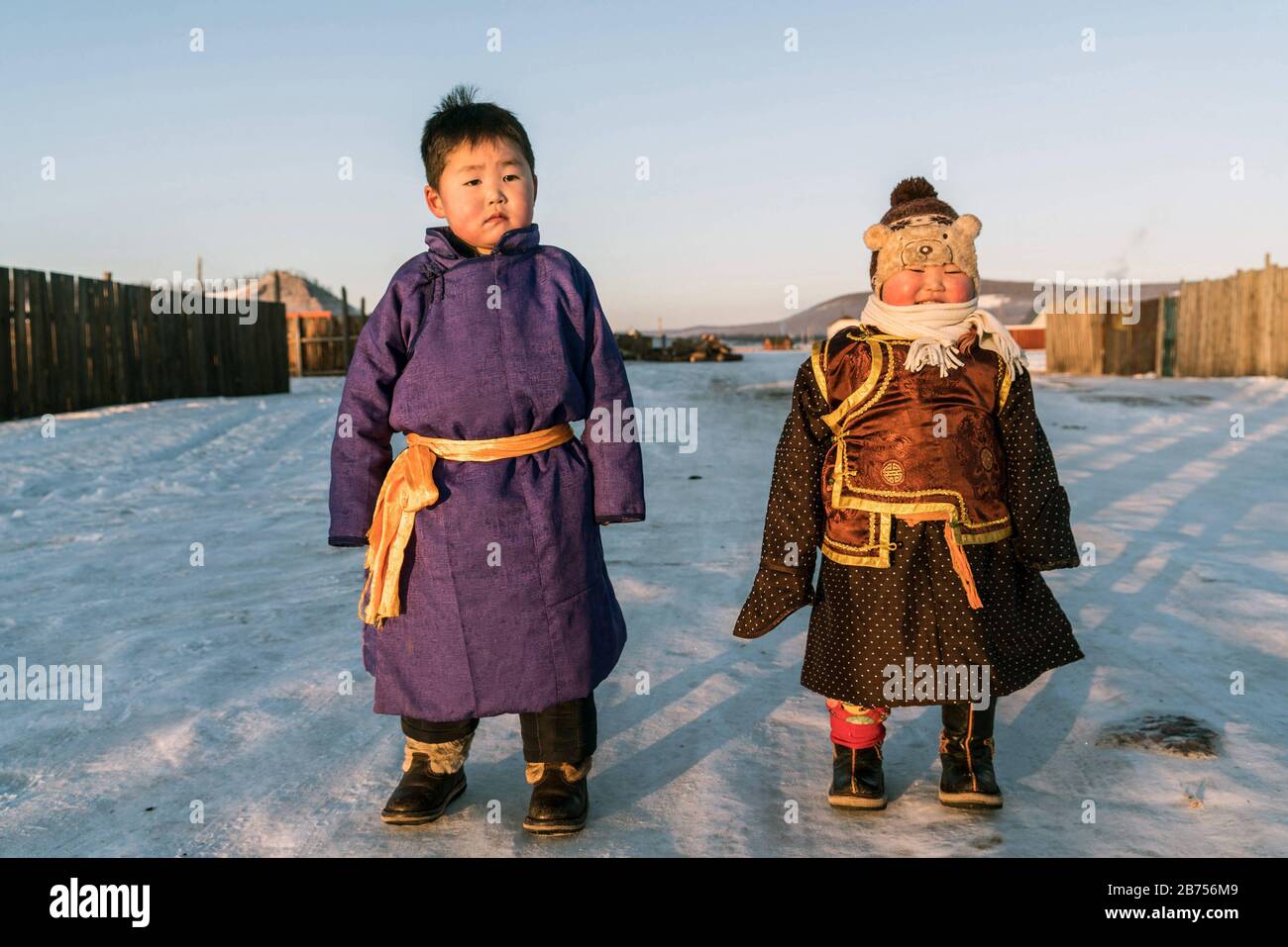 Portrait de deux enfants dans le Deel, le manteau mongol traditionnel, et  le Gutul, les bottes mongoles traditionnelles [traduction automatique]  Photo Stock - Alamy