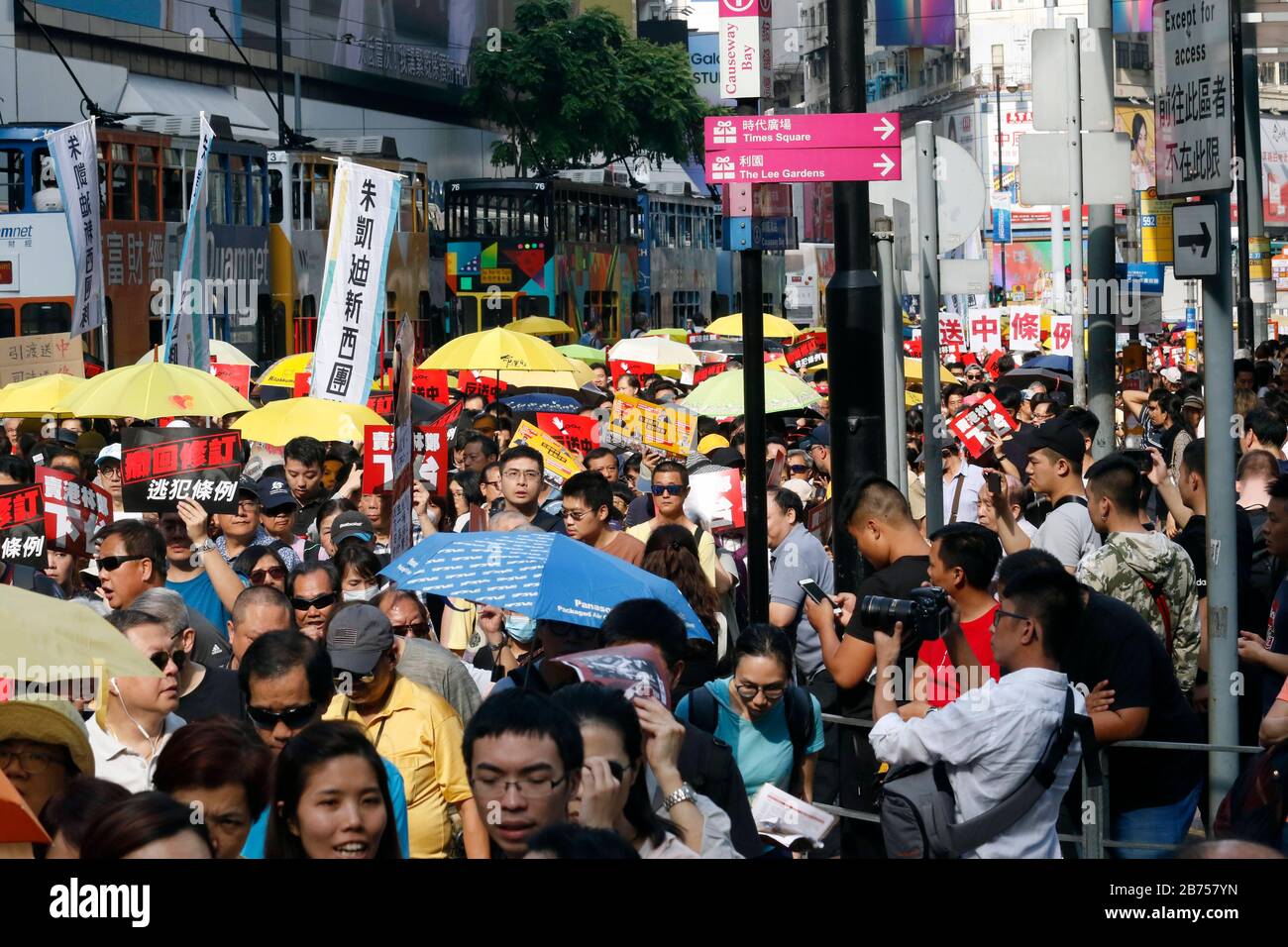 Pro-démocratie Hong Kongers participe à une marche contre une proposition de loi sur l'extradition à Hong Kong, Chine, 28 avril 2019. Plus tôt en avril, le gouvernement de Hong Kong a présenté un projet de loi d'amendement qui permettrait le transfert de fugitifs, au cas par cas, à toute juridiction avec laquelle Hong Kong n'avait pas d'accord, y compris la Chine continentale, Macao et Taïwan. Banque D'Images