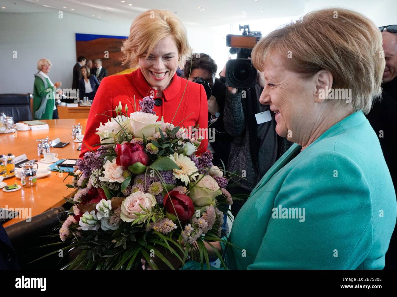 La chancelière Angela Merkel présente un bouquet de fleurs à la ministre fédérale de l'alimentation et de l'Agriculture Julia Kloeckner pour son mariage avant une réunion du cabinet au Bureau de la chancelière, le 30.04.2019. [traduction automatique] Banque D'Images