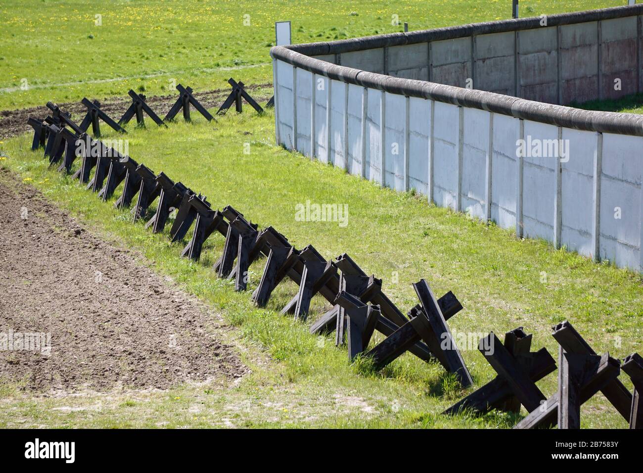 Monument frontalier de Hoetensleben, anciennes fortifications frontalières du GDR à Hoetensleben, frontière d'État actuelle entre Saxe-Anhalt et Basse-Saxe. Cette année, le 9 novembre 2019, la chute du mur de Berlin marquera le 30ème anniversaire de sa chute. [traduction automatique] Banque D'Images