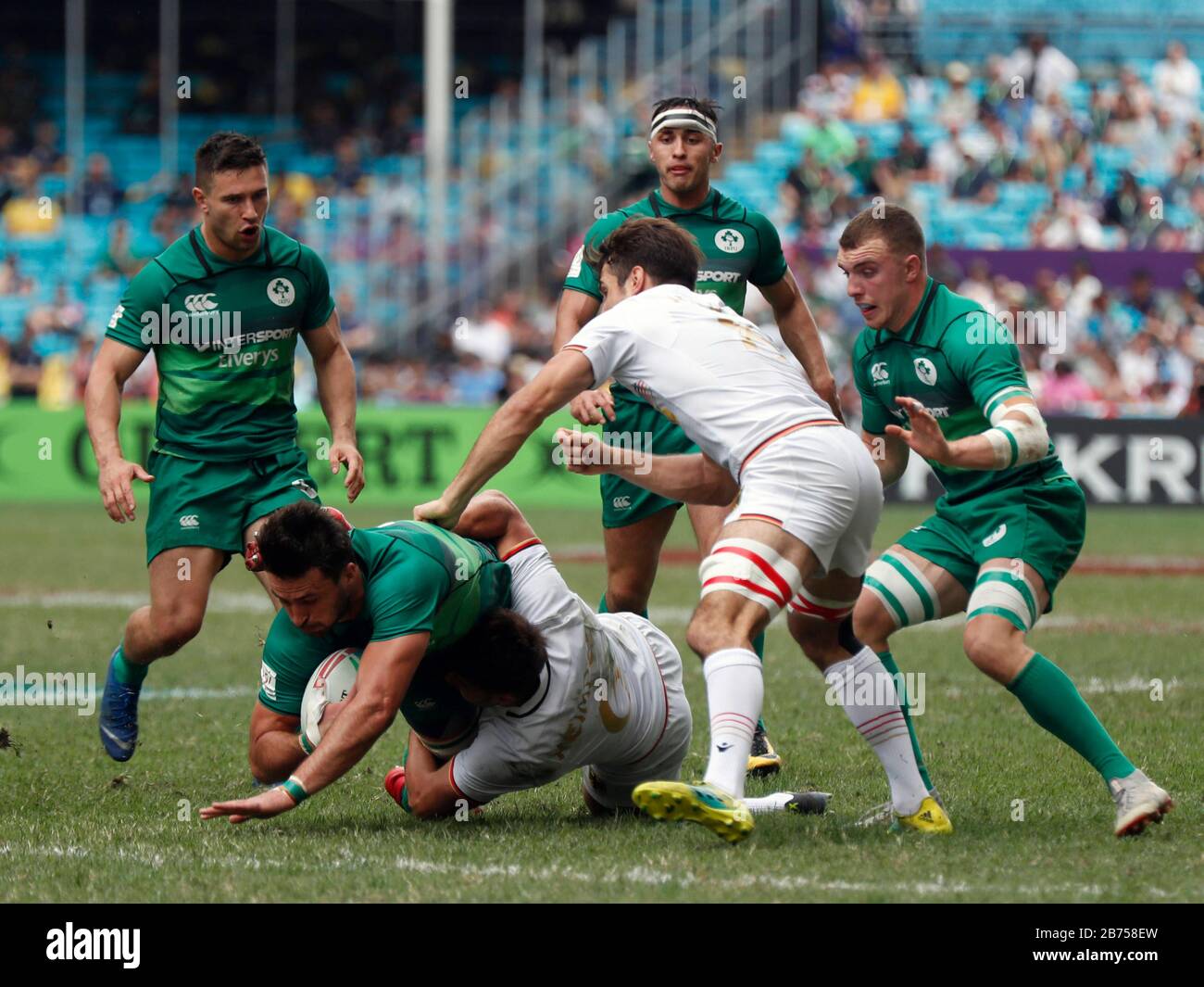 Les joueurs allemands s'attaquirent à William Dardis d'Irlande lors de la série HSBC World Rugby Sevens le 3e jour au stade de Hong Kong. Banque D'Images