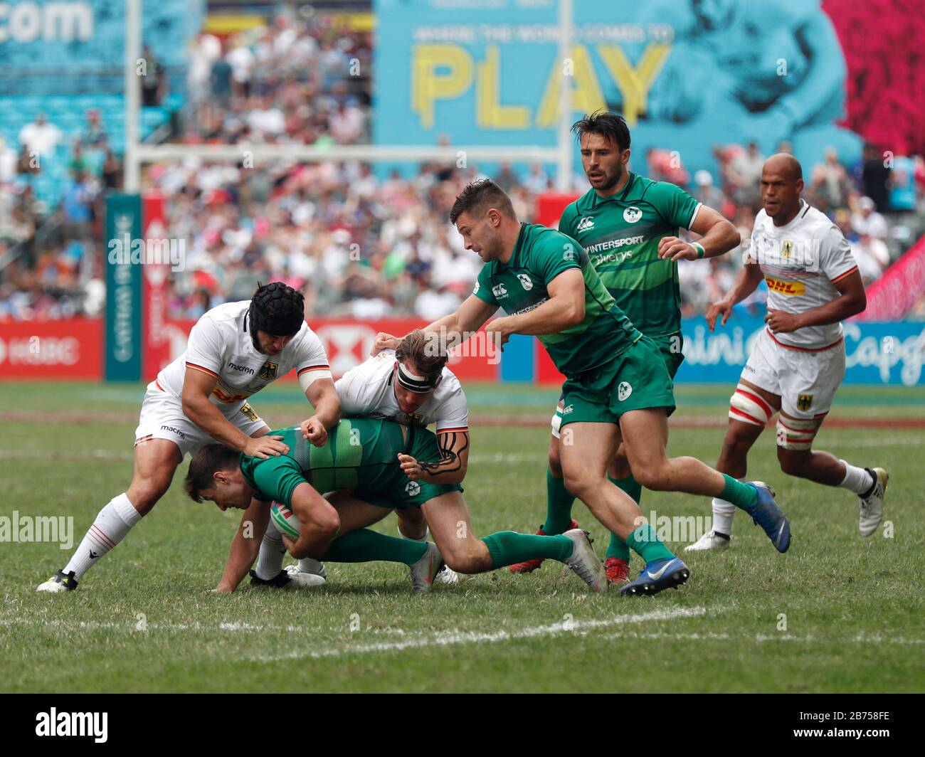 Les joueurs allemands s'attaquirent à William Dardis d'Irlande lors de la série HSBC World Rugby Sevens le 3e jour au stade de Hong Kong. Banque D'Images