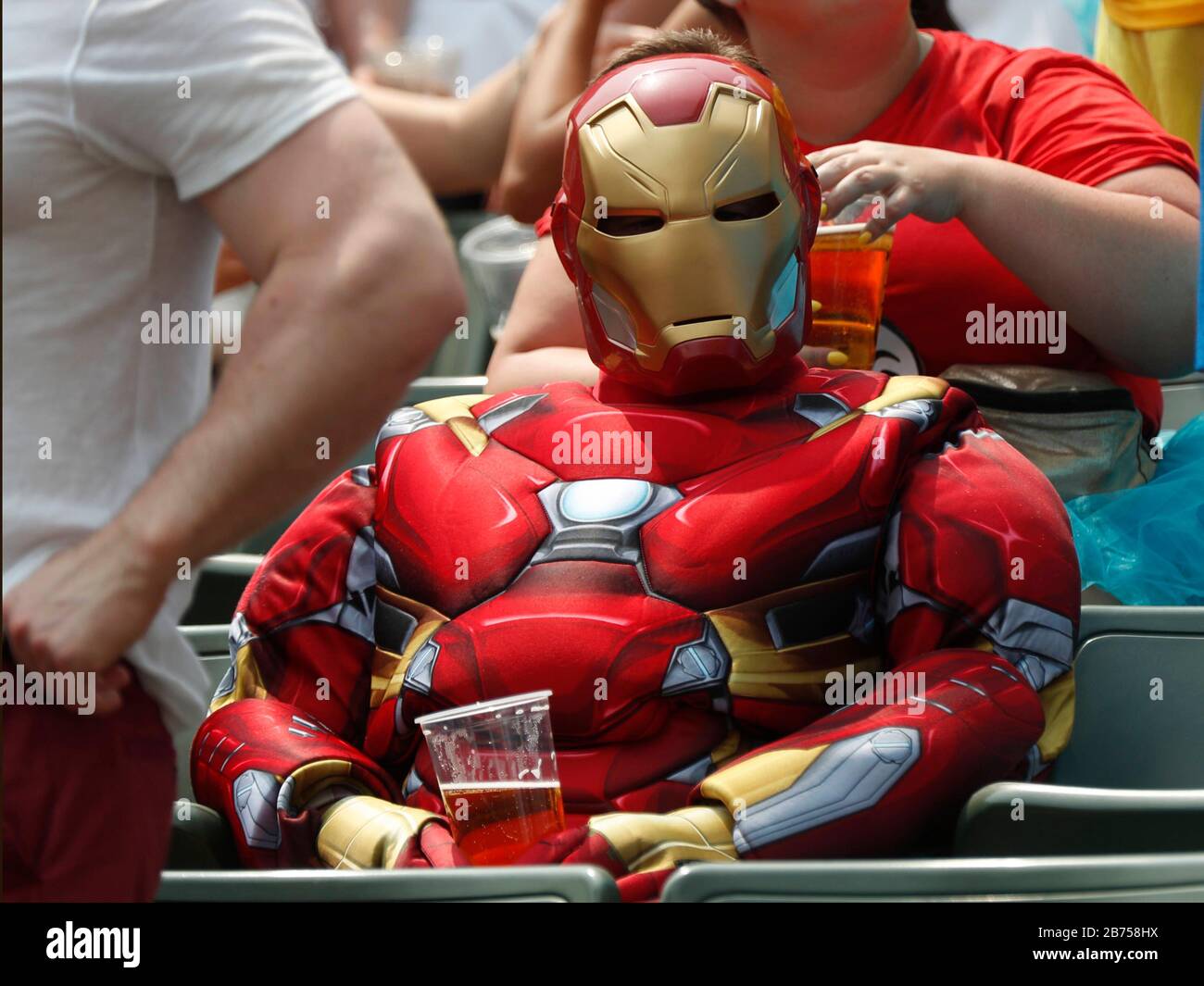 Les fans assistent à la série HSBC World Rugby Sevens le deuxième jour au stade de Hong Kong. Banque D'Images