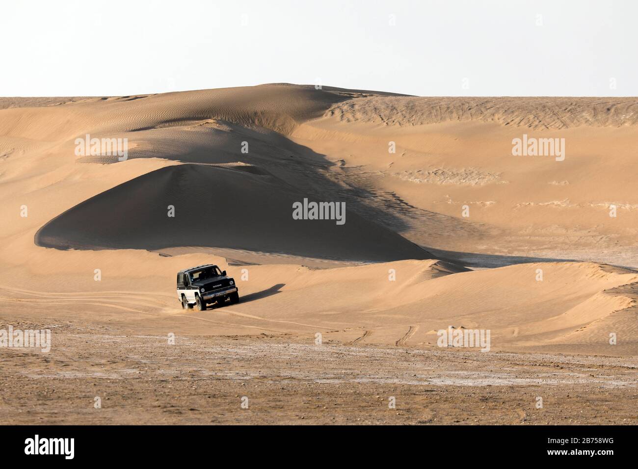 Safari avec véhicule tout-terrain de patrouille Nissan à travers le désert du MESR, Iran. [traduction automatique] Banque D'Images