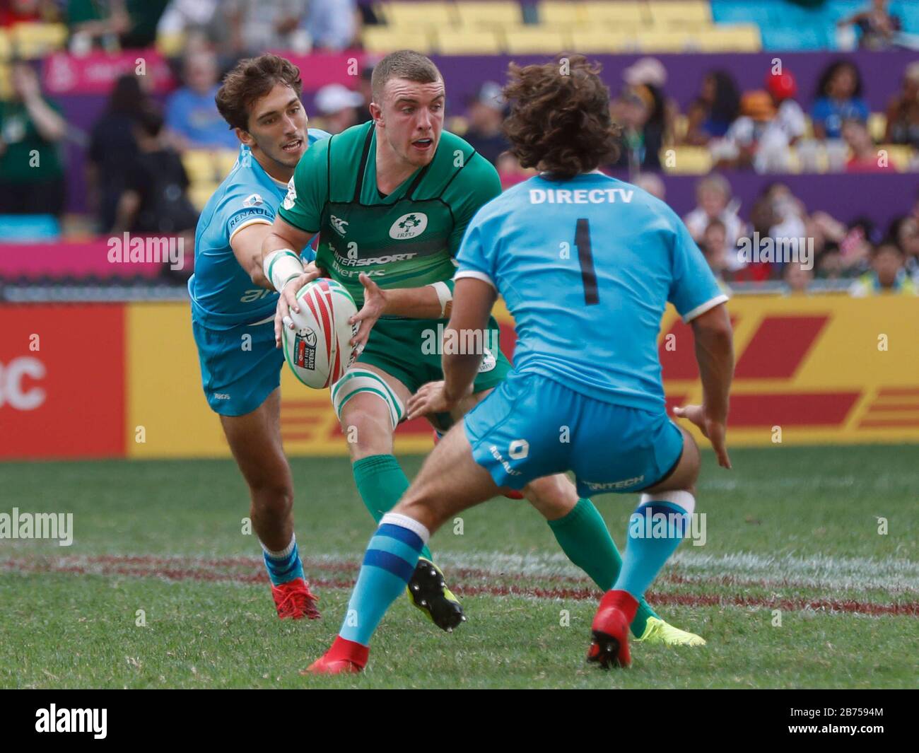 L'équipe irlandaise est en compétition contre l'équipe uruguayenne lors du premier jour du tournoi mondial de rugby à sept 2019 - Hong Kong à Hong Kong. Banque D'Images