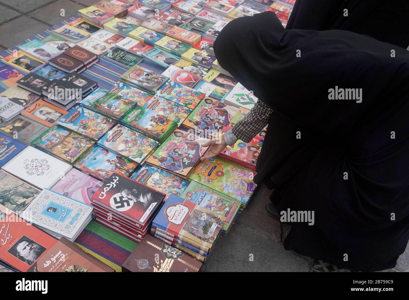 Dans une librairie de Téhéran, en Iran, le livre d'Adolf Hitler « Mein Kampf » se trouve à côté des livres pour enfants le 14.03.2019. Une fois que les États-Unis se sont retirés de l'accord nucléaire international, le pays impose de nouveau des sanctions contre l'Iran. [traduction automatique] Banque D'Images