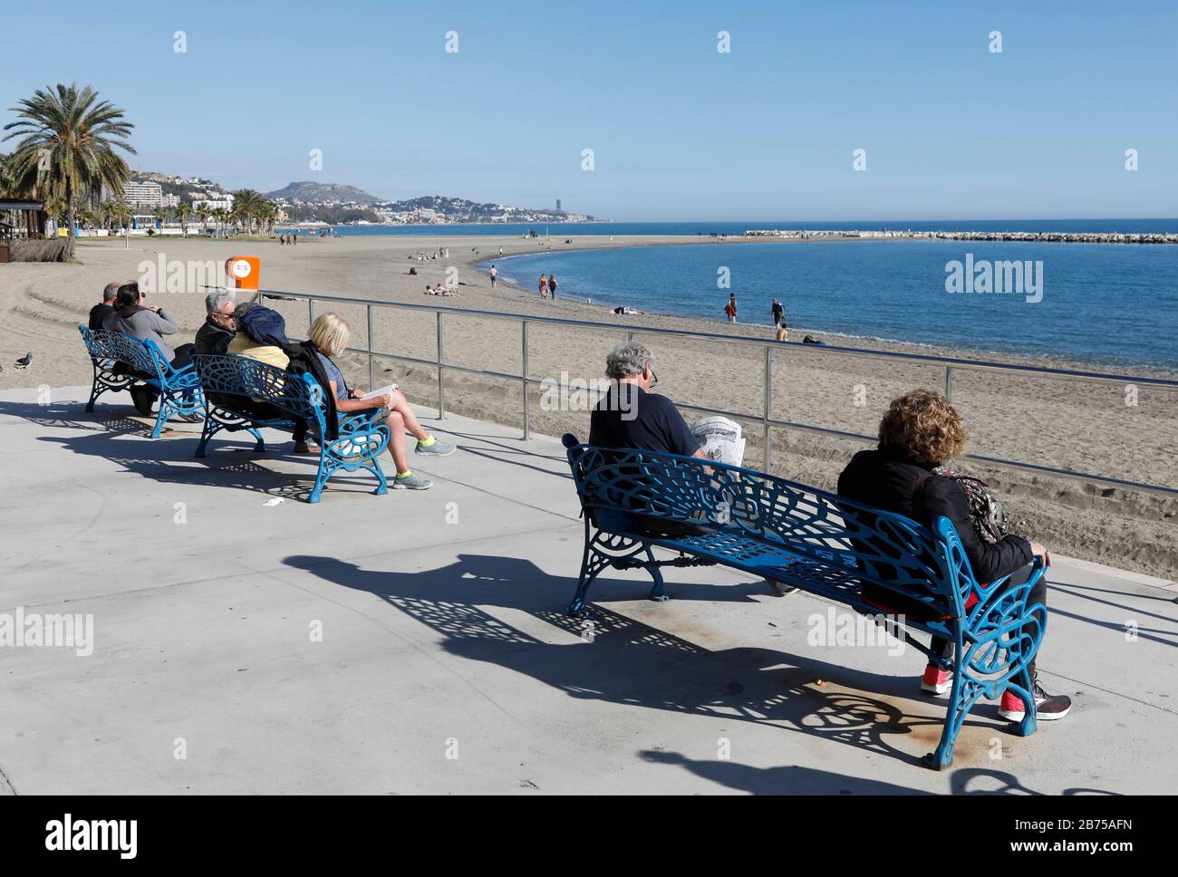 Les personnes âgées s'assoient sur des bancs sur la plage de Malaga, de 'Malagueta', en Espagne, et profitent des températures printanières sur la Costa del sol, 11.02.2019. [traduction automatique] Banque D'Images
