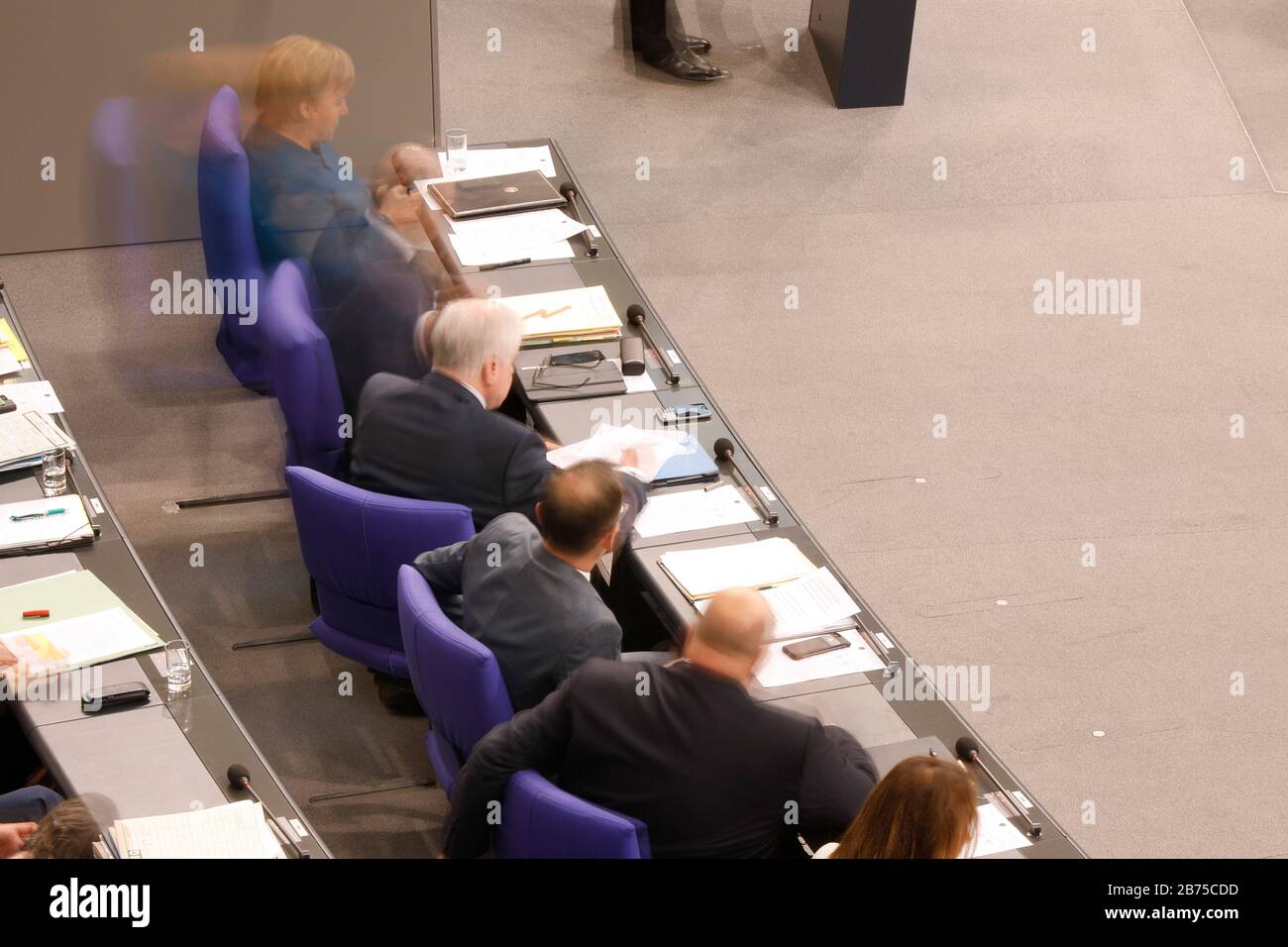 Au cours d'un débat au Bundestag, la chancelière Merkel et ses ministres semblent flous et flous sur la magistrature du gouvernement. La photo a été prise par une exposition longue durée. [traduction automatique] Banque D'Images
