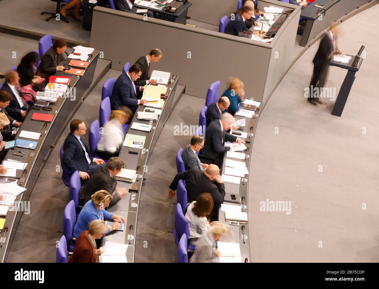 Au cours d'un débat au Bundestag, la chancelière Merkel et ses ministres semblent flous et flous sur la magistrature du gouvernement. La photo a été prise par une exposition longue durée. Au pupitre se trouve Christian Lindner, leader du FDP [traduction automatique] Banque D'Images