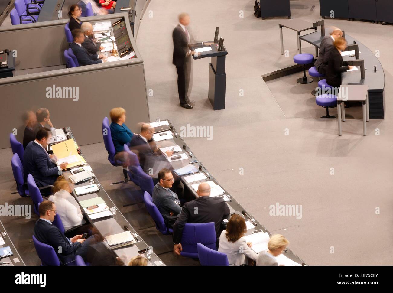 Au cours d'un débat au Bundestag, la chancelière Merkel et ses ministres semblent flous et flous sur la magistrature du gouvernement. La photo a été prise par une exposition longue durée. Au pupitre se trouve Christian Lindner, leader du FDP [traduction automatique] Banque D'Images