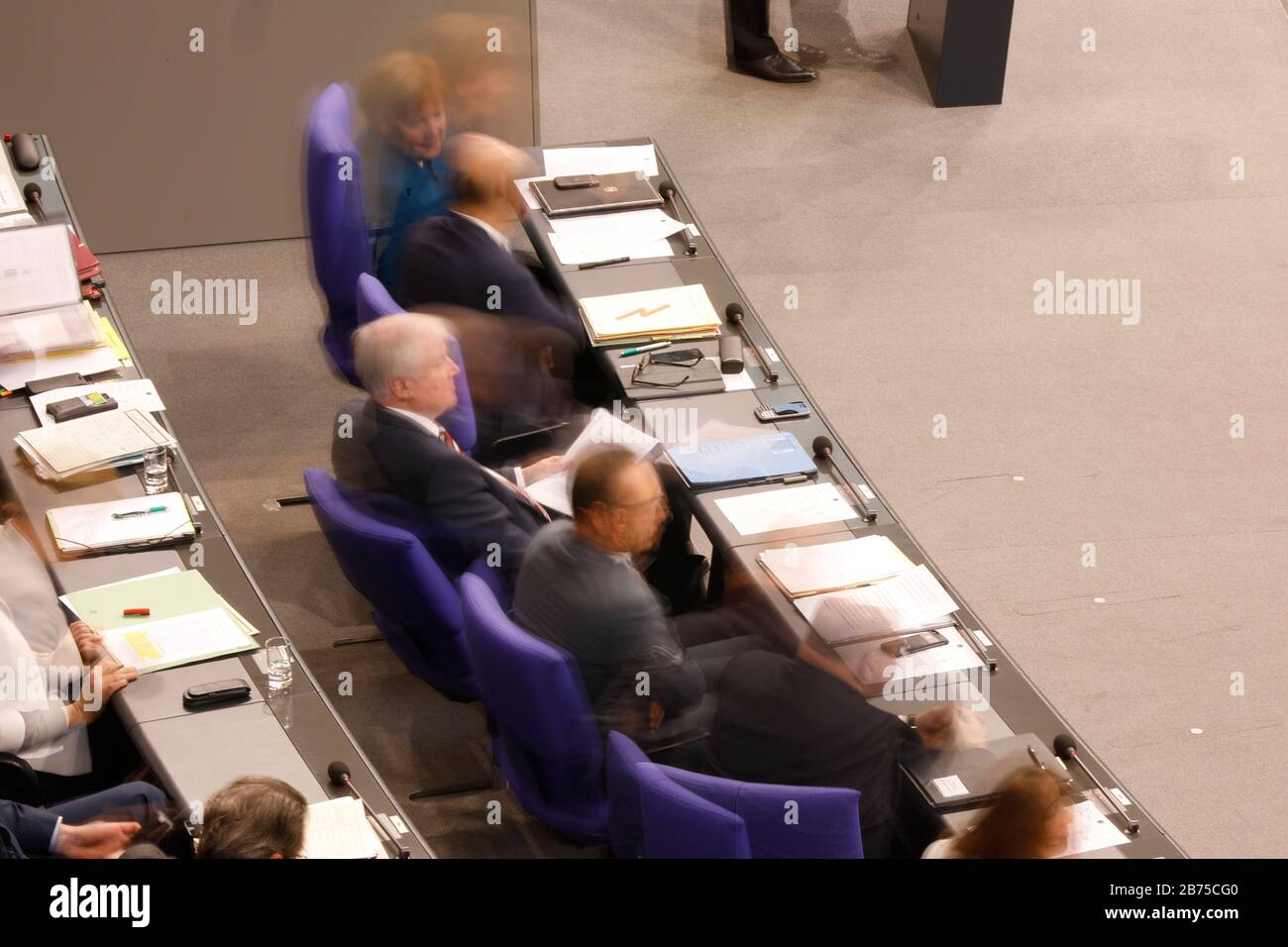 Au cours d'un débat au Bundestag, la chancelière Merkel et ses ministres semblent flous et flous sur la magistrature du gouvernement. La photo a été prise par une exposition longue durée. [traduction automatique] Banque D'Images