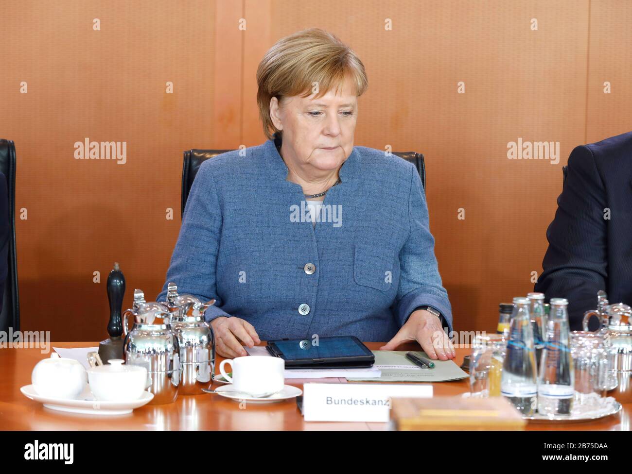La chancelière Angela Merkel est assise à la table du cabinet avec une expression sérieuse sur son visage avant le début d'une réunion du cabinet. [traduction automatique] Banque D'Images