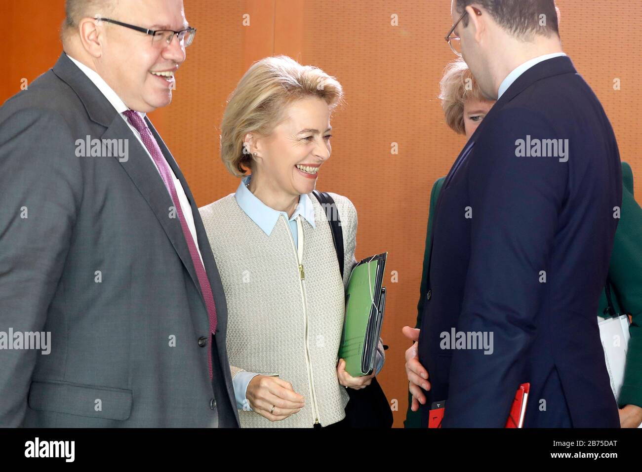 Le ministre fédéral de l'économie et de l'énergie, Peter Altmaier, CDU, est parti, rires avant une réunion du cabinet du chancelier avec le ministre fédéral de la défense Ursula von der Leyen, CDU, centre, ministre d'État de la culture Monika Grueters, CDU, et le ministre fédéral de la Santé Jens Spahn, CDU. [traduction automatique] Banque D'Images