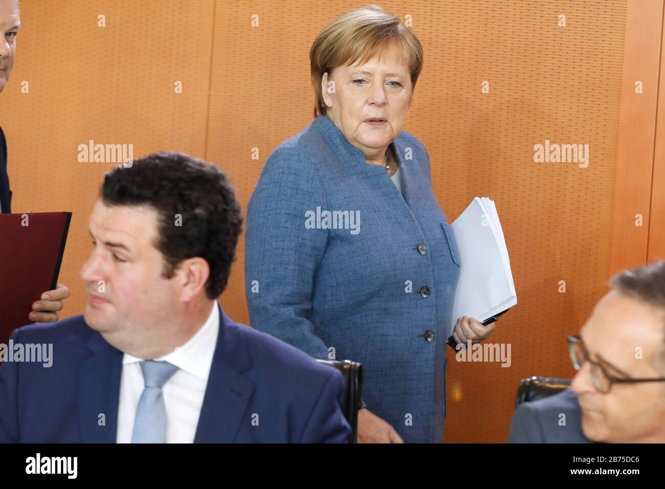 La chancelière Angela Merkel, avec le ministre fédéral des Finances et la vice-chancelière OLAF Scholz, SPD, passe Hubertus Heil, SPD, ministre fédéral du travail et des affaires sociales et Heiko Maas, SPD, ministre fédéral de la Justice, avant le début d'une réunion du cabinet. Merkel se déporte en tant que chef du parti CDU, et elle ne veut pas non plus prolonger sa chancellerie. [traduction automatique] Banque D'Images