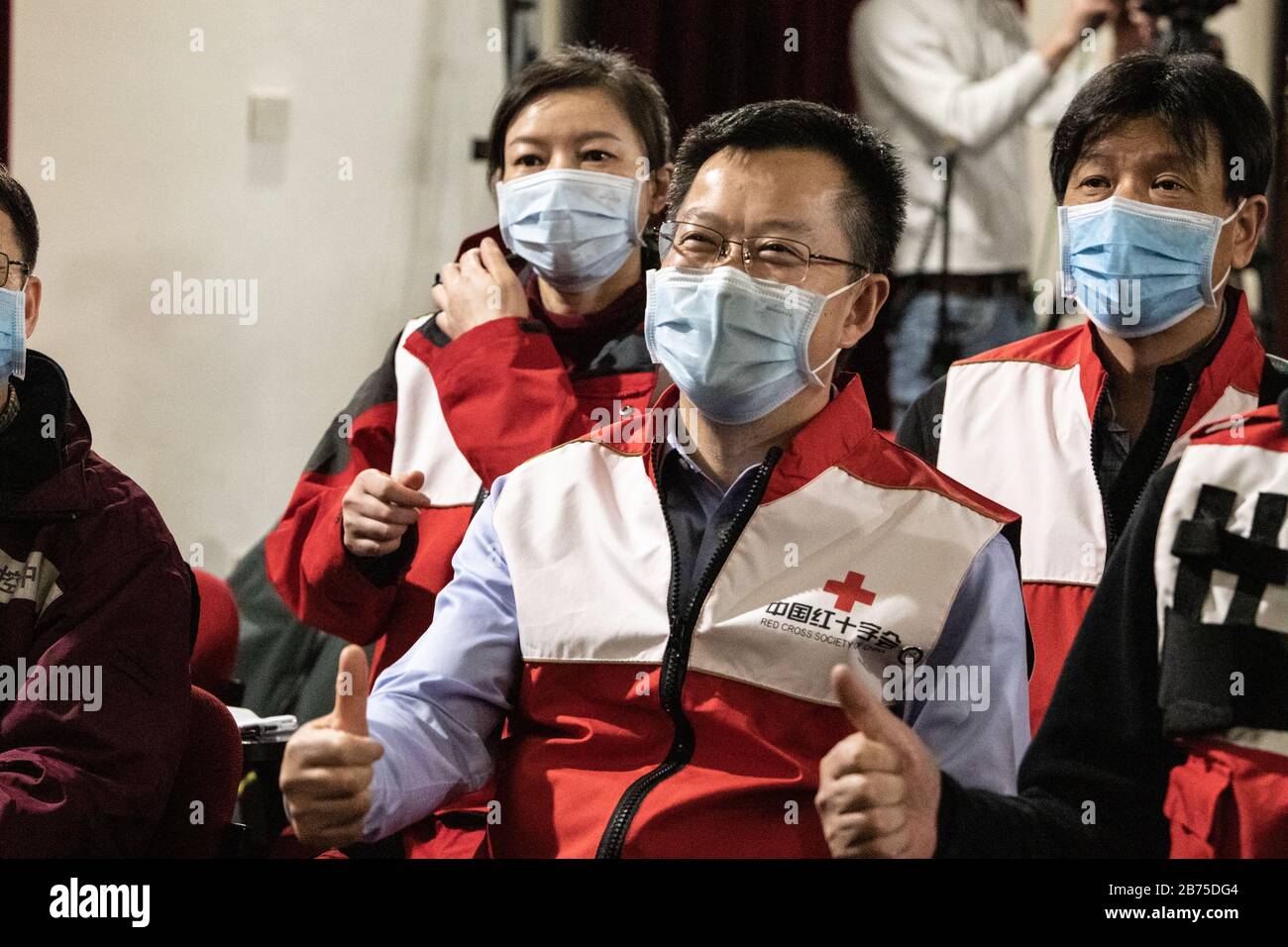 Sun Shuopeng, vice-président de la Croix-Rouge chinoise, attend la conférence de presse au siège de la Croix-Rouge italienne avec l'équipe de médecins chinois arrivés pour soutenir les médecins et les travailleurs de la santé pendant l'urgence de Coronavirus. Banque D'Images