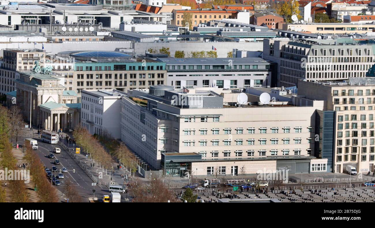 Vue sur la construction de l'ambassade américaine à Berlin, le 24.10.2018. Sur le toit de l'ambassade américaine se trouvent des antennes et des chambres à partir desquelles le « Service spécial de collecte » a été à l'écoute dans le quartier du gouvernement de Berlin. [traduction automatique] Banque D'Images