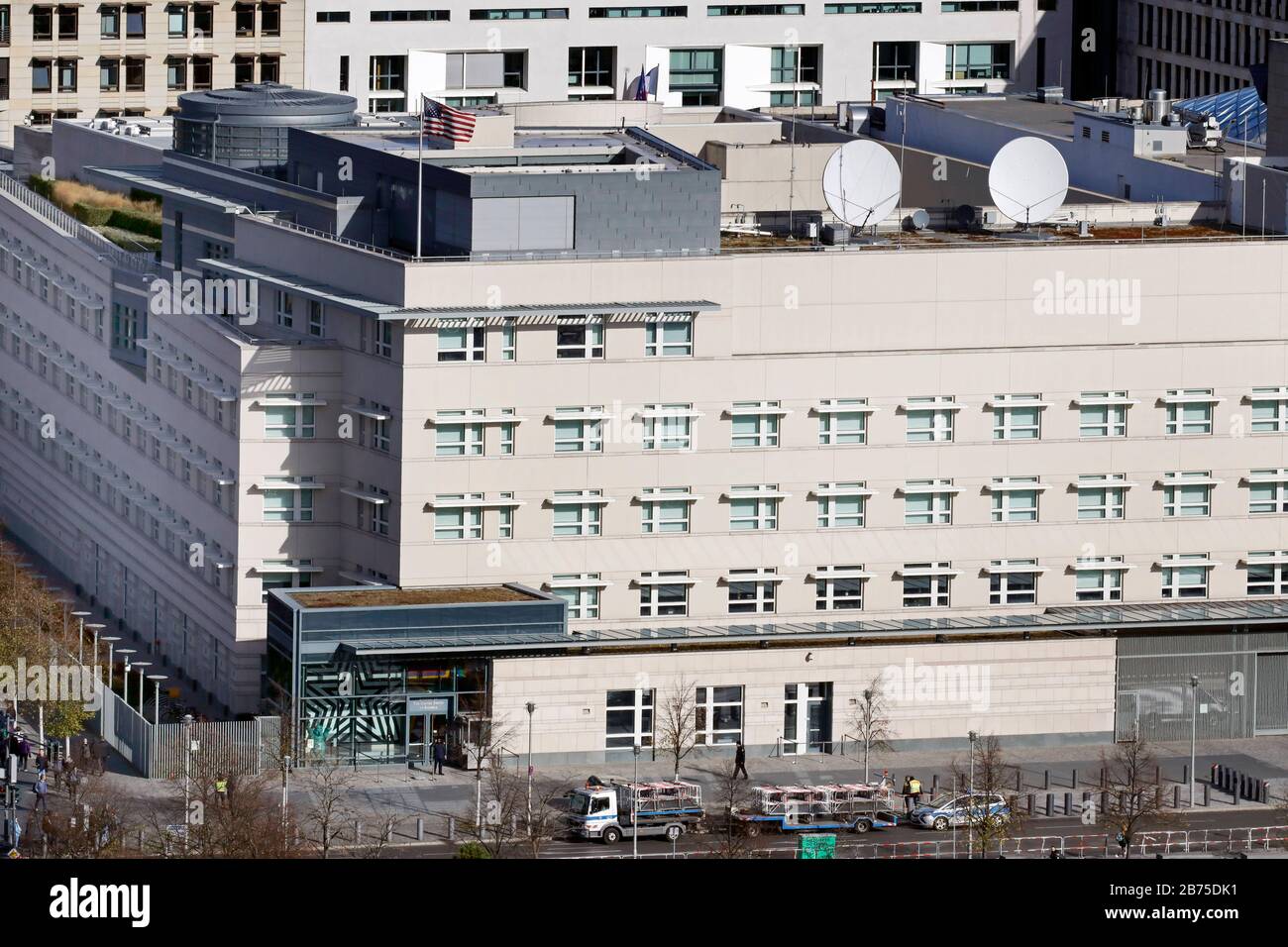 Vue sur la construction de l'ambassade américaine à Berlin, le 24.10.2018. Sur le toit de l'ambassade américaine se trouvent des antennes et des chambres à partir desquelles le « Service spécial de collecte » a été à l'écoute dans le quartier du gouvernement de Berlin. [traduction automatique] Banque D'Images