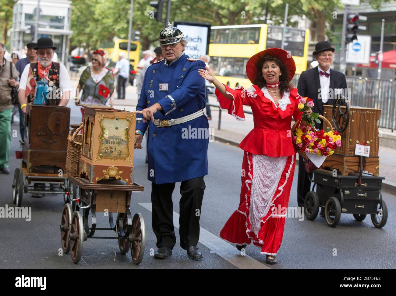 Défilé des joueurs de tonneaux sur le Kurfuertsamm de Berlin le 07.07.2018. 170 participants de douze nations participent au 39ème Festival international des organes de barrel. [traduction automatique] Banque D'Images