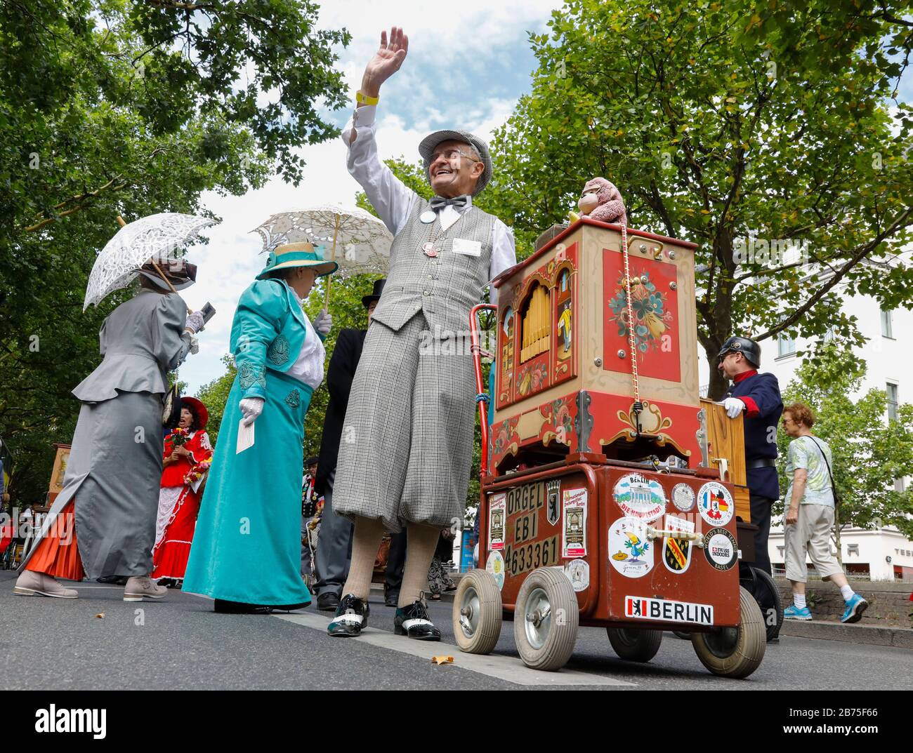 Défilé des joueurs de tonneaux sur le Kurfuertsamm de Berlin le 07.07.2018. 170 participants de douze nations participent au 39ème Festival international des organes de barrel. [traduction automatique] Banque D'Images
