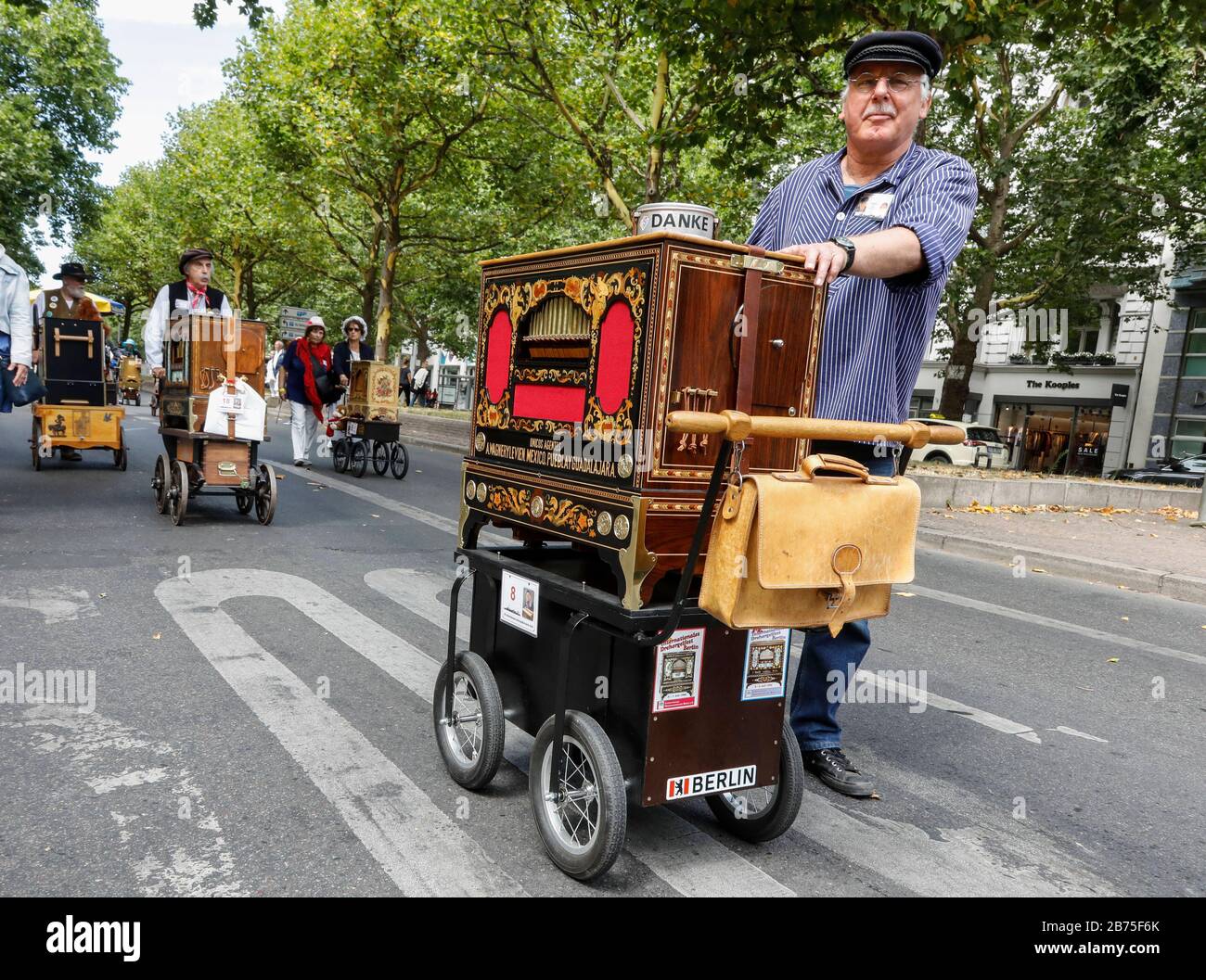 Défilé des joueurs de tonneaux sur le Kurfuertsamm de Berlin le 07.07.2018. 170 participants de douze nations participent au 39ème Festival international des organes de barrel. [traduction automatique] Banque D'Images