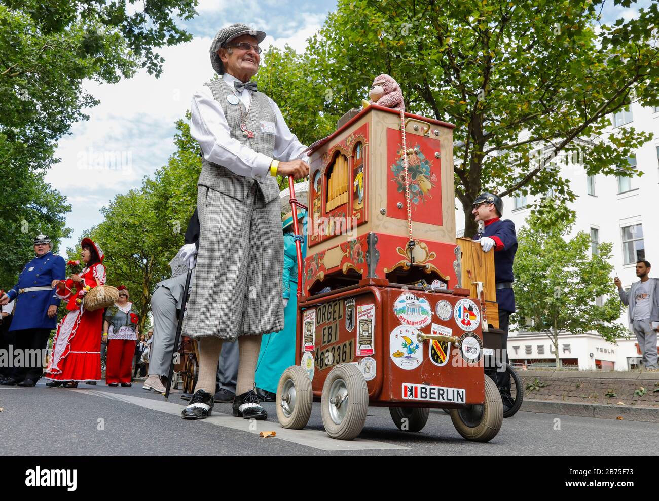 Défilé des joueurs de tonneaux sur le Kurfuertsamm de Berlin le 07.07.2018. 170 participants de douze nations participent au 39ème Festival international des organes de barrel. [traduction automatique] Banque D'Images