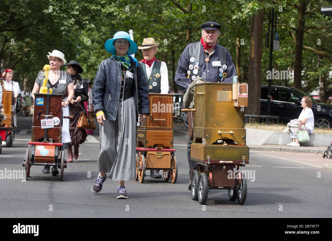 Défilé des joueurs de tonneaux sur le Kurfuertsamm de Berlin le 07.07.2018. 170 participants de douze nations participent au 39ème Festival international des organes de barrel. [traduction automatique] Banque D'Images