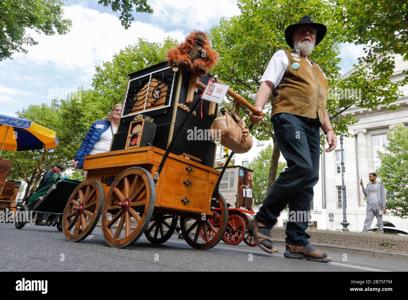 Défilé des joueurs de tonneaux sur le Kurfuertsamm de Berlin le 07.07.2018. 170 participants de douze nations participent au 39ème Festival international des organes de barrel. [traduction automatique] Banque D'Images