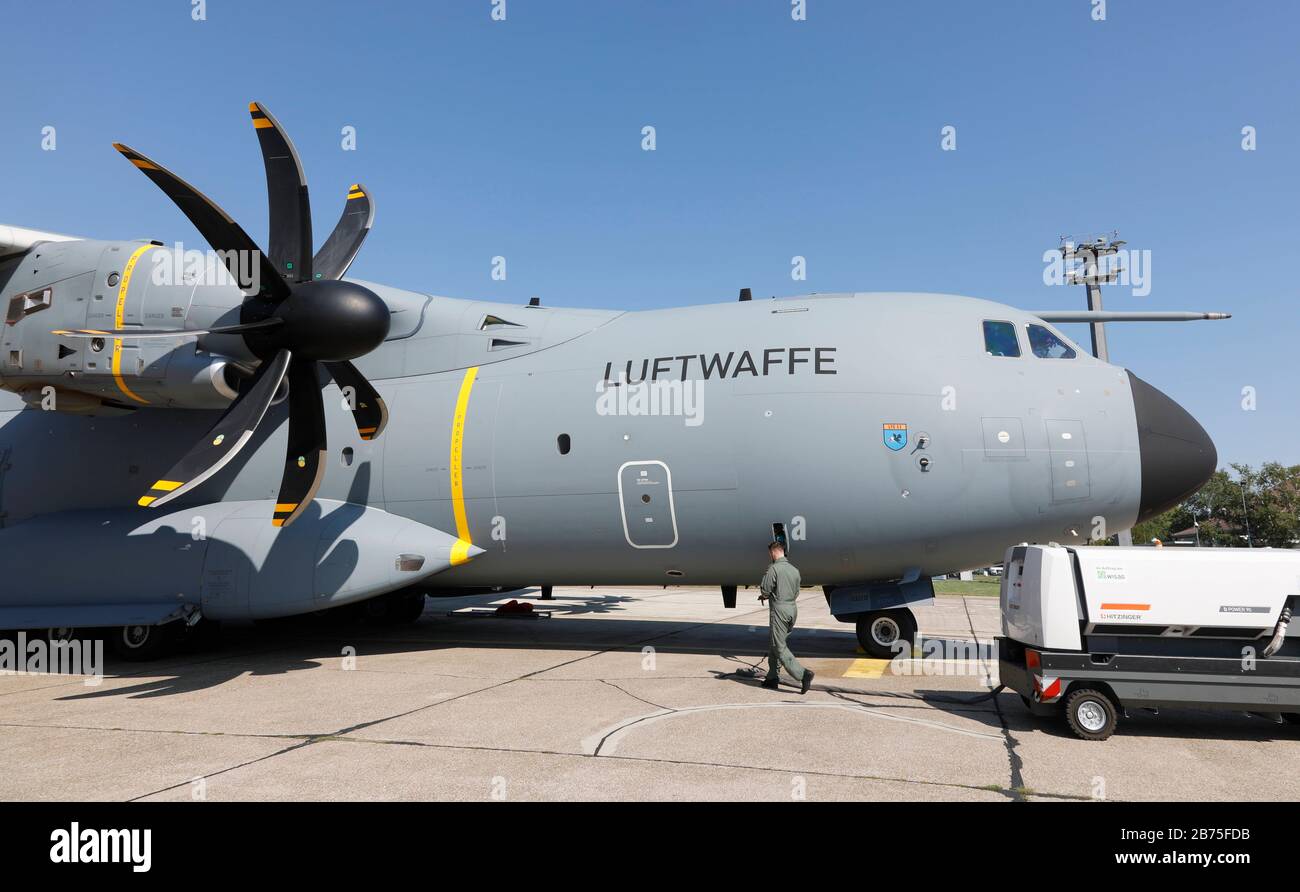 Vue sur un Airbus A400M de l'armée de l'air dans la partie militaire de l'aéroport de Berlin Tegel. [traduction automatique] Banque D'Images
