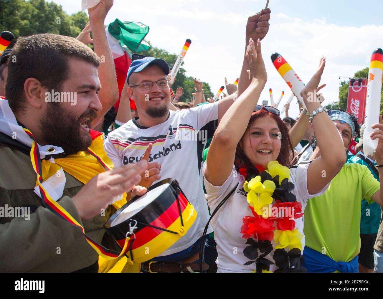 Les supporters allemands applaudisseront le 17.06.2018 avant le début du jeu d'ouverture Allemagne contre Mexique à la porte de Brandebourg dans le Fan Mile de Berlin. [traduction automatique] Banque D'Images