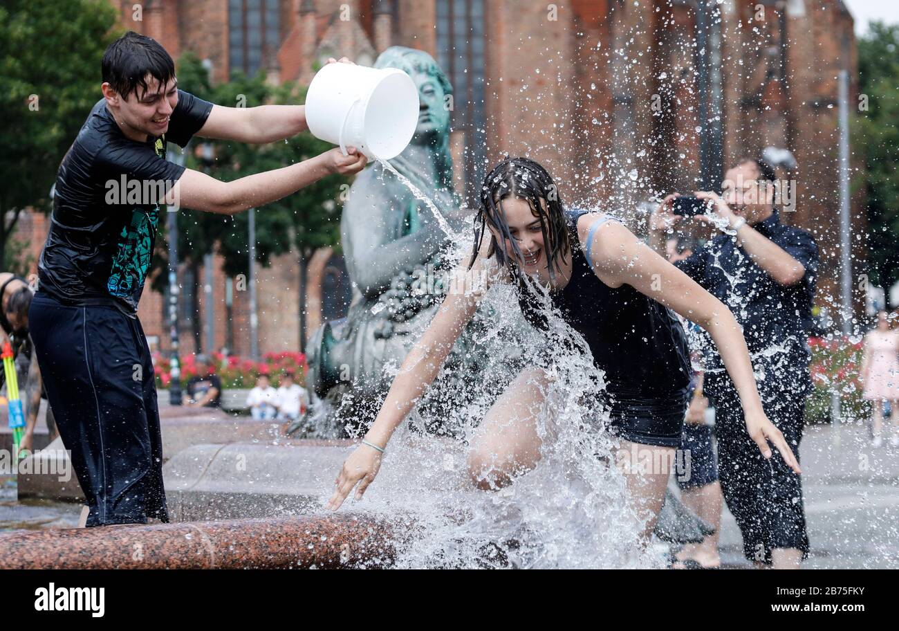 Les participants affamés de cette année à la bataille d'eau à la fontaine Neptune de Berlin se refroidisseront à des températures estivales le 17.06.2018. Les seaux et les grandes pistolets à eau sont parfaits pour s'incontinent. [traduction automatique] Banque D'Images