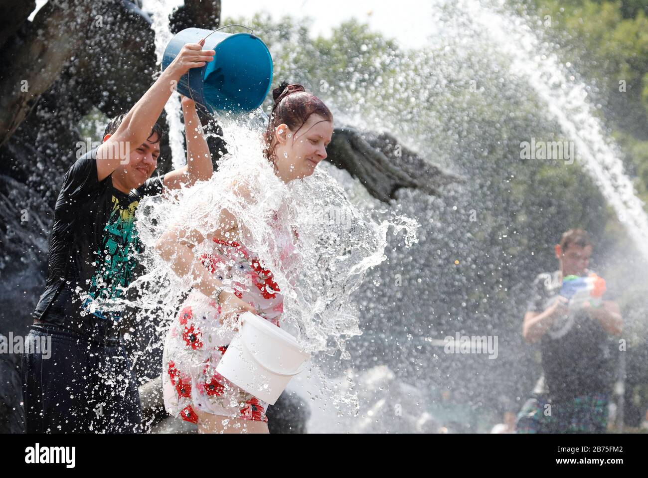 Les participants affamés de cette année à la bataille d'eau à la fontaine Neptune de Berlin se refroidisseront à des températures estivales le 17.06.2018. Les seaux et les grandes pistolets à eau sont parfaits pour s'incontinent. [traduction automatique] Banque D'Images