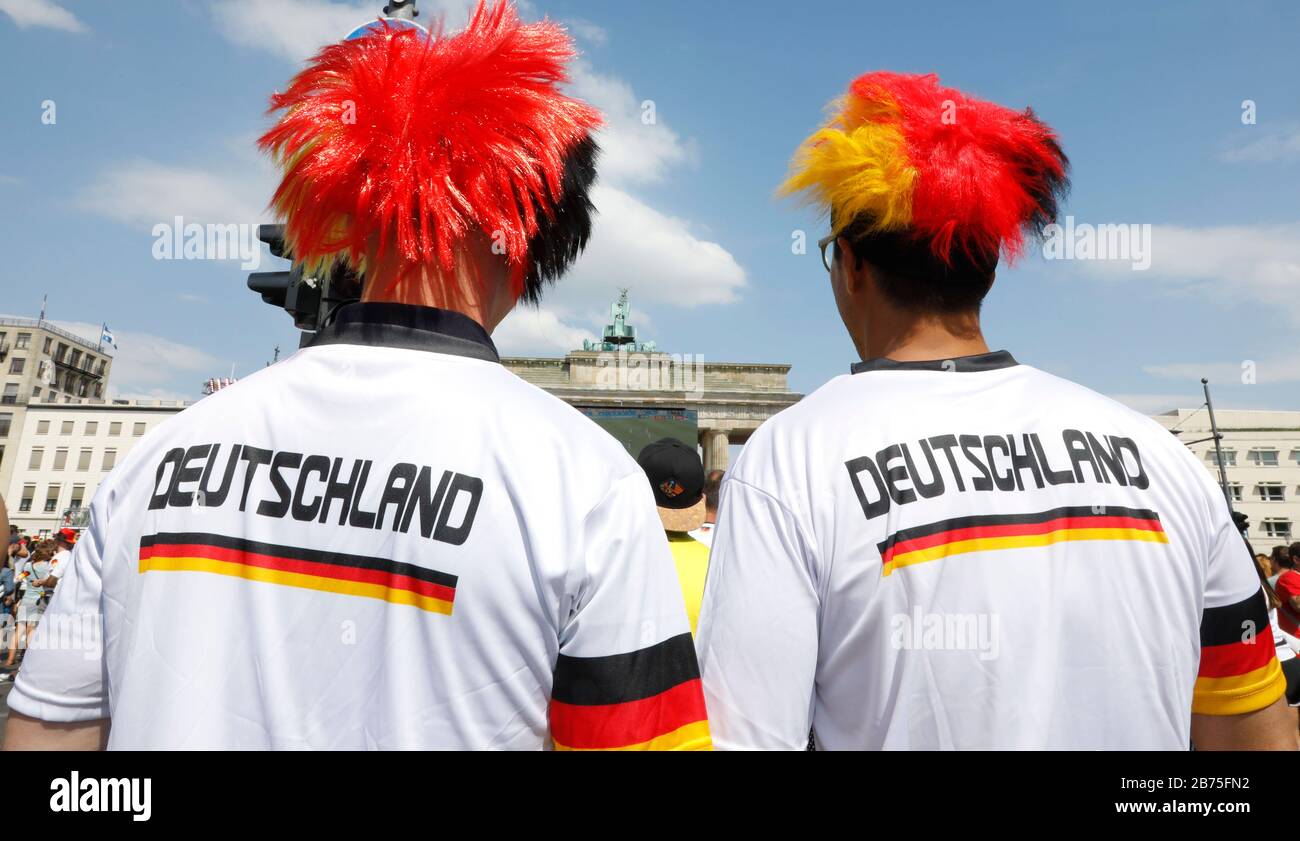 Les fans de football allemands portent des tenues péruviennes noires, rouges et dorées et des maillots allemands pour le match d'ouverture entre l'Allemagne et le Mexique le 17 juin 2018 à la porte de Brandebourg du Fan Mile de Berlin. [traduction automatique] Banque D'Images