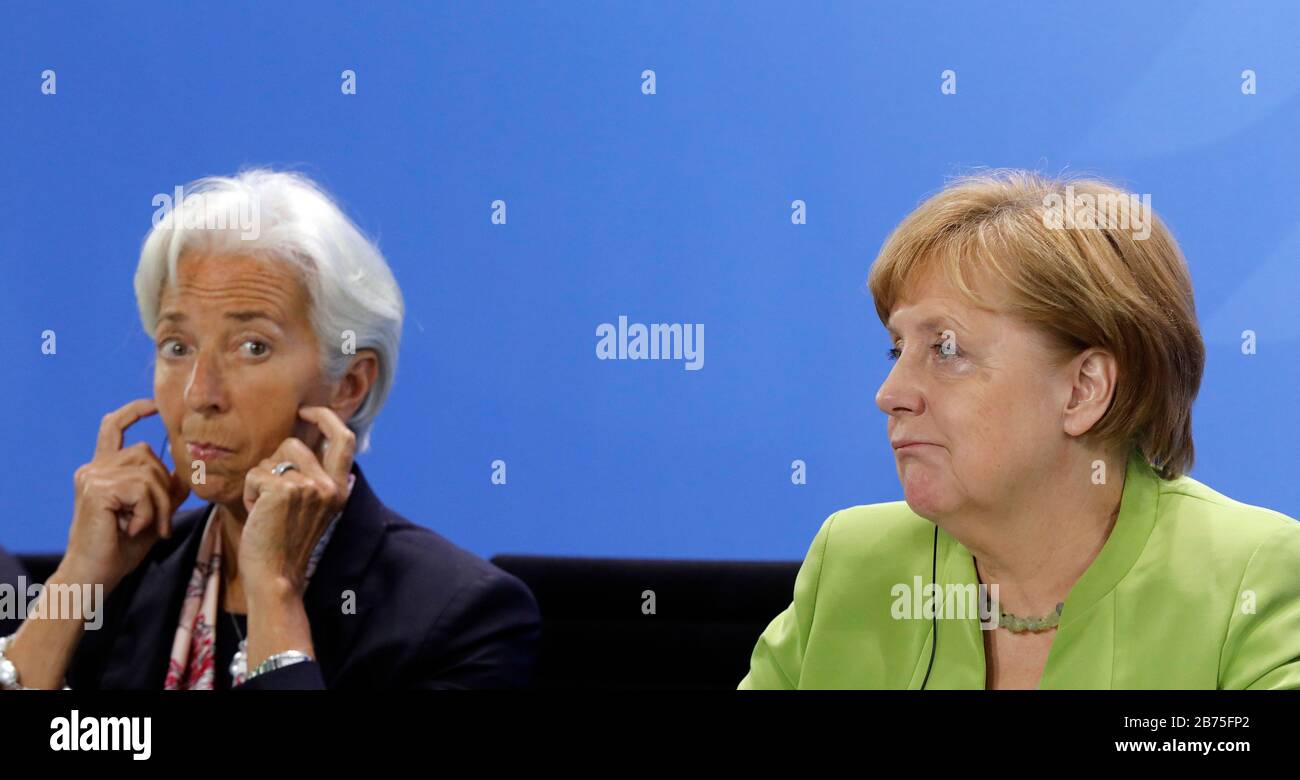 Christine Lagarde, directrice du FMI, siège au bureau de la chancelière lors d'un PF à côté de la chancelière Angela Merkel, le 11.06.2018. [traduction automatique] Banque D'Images