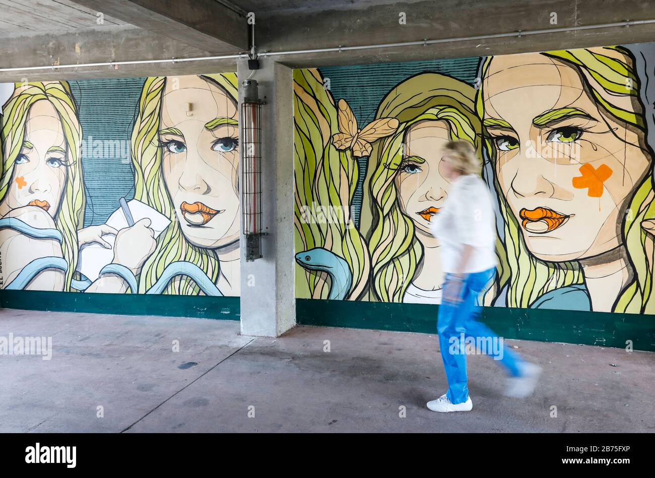 Une fresque de l'artiste 'El Bocho' , exposée à Holzmarktstrasse 25 à Berlin. Plus de 100 artistes présentent leurs soi-disant Murals, peintures murales, dans toute la ville comme dans une galerie en plein air. [traduction automatique] Banque D'Images