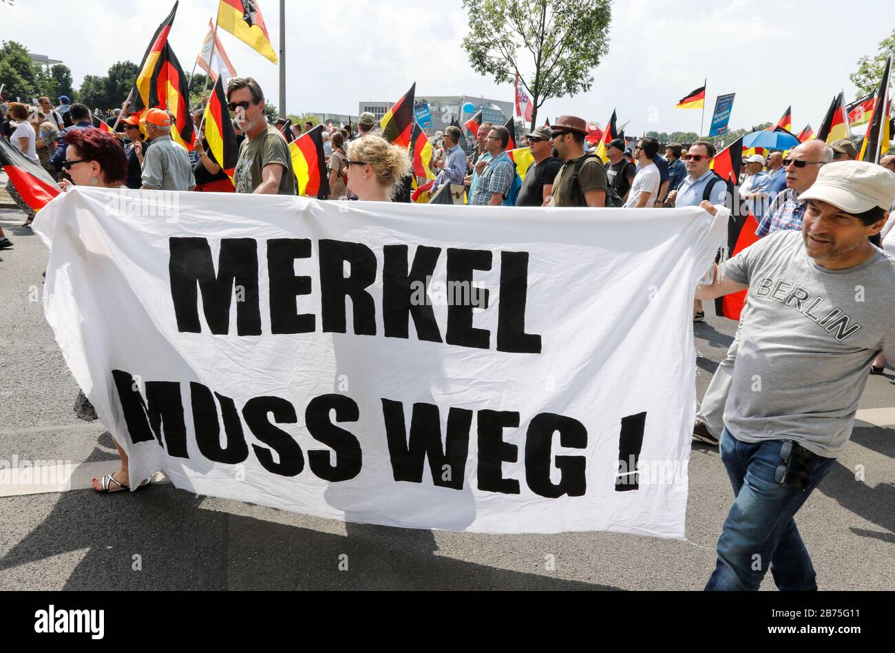 Les partisans de l'AFD portent une affiche avec les mots "erkel must Go" lors d'une manifestation de l'AFD à Berlin le 27 mai 2018, en manifestant contre le chancelier et pour "l'avenir de l'Allemagne". [traduction automatique] Banque D'Images