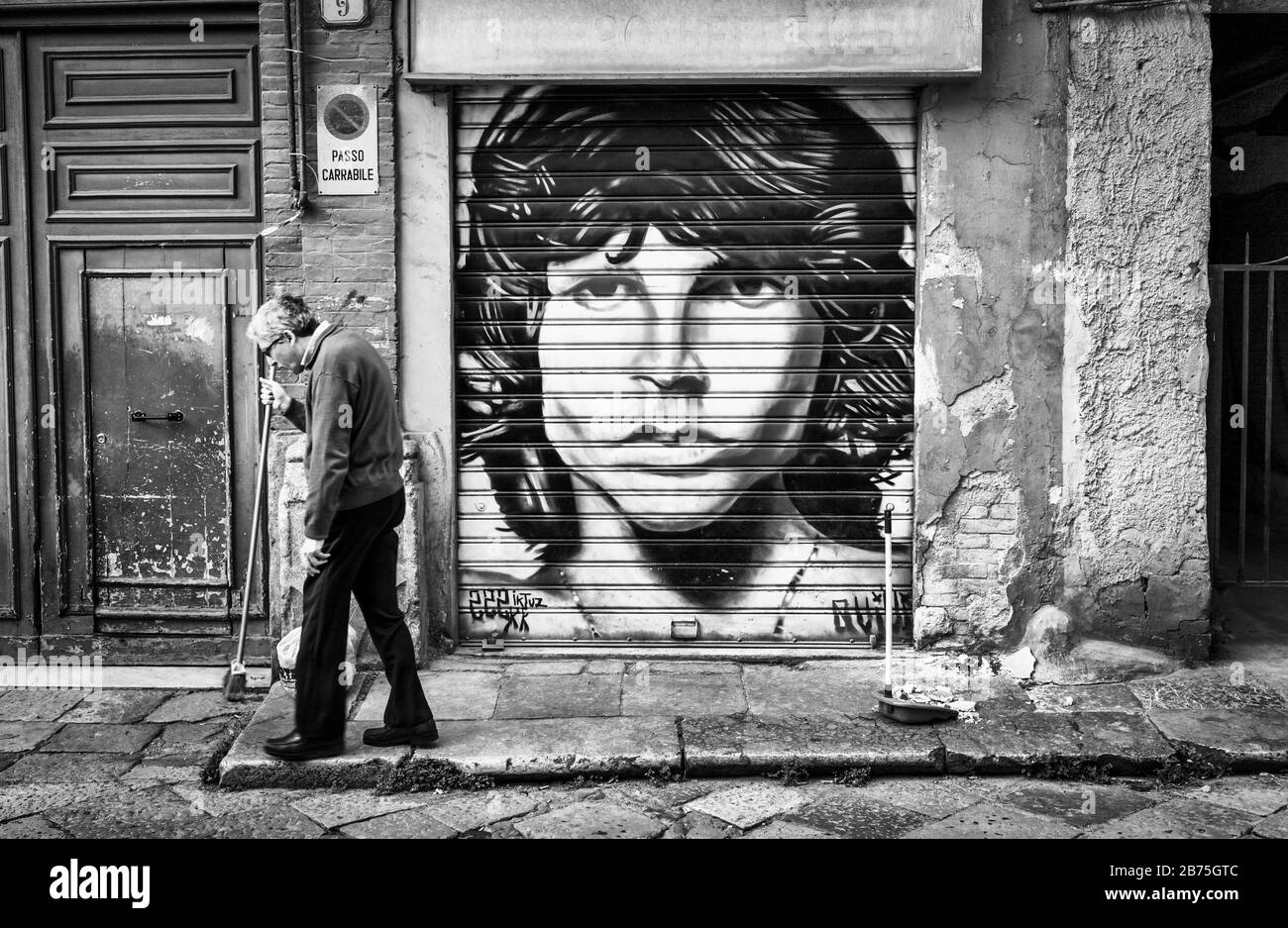 Aveugle vénitien avec le portrait de Jim Morrison dans la vieille ville de Palerme [traduction automatique] Banque D'Images