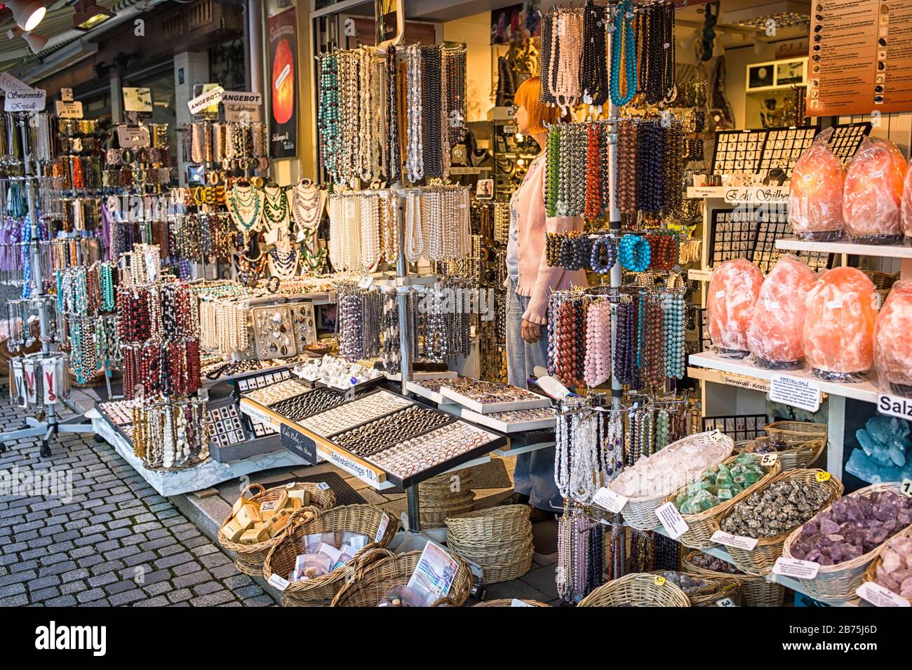 Des clichés bavarois et du kitsch alpin dans les boutiques touristiques le long de la Seestraße à Schönau am Königssee. [traduction automatique] Banque D'Images