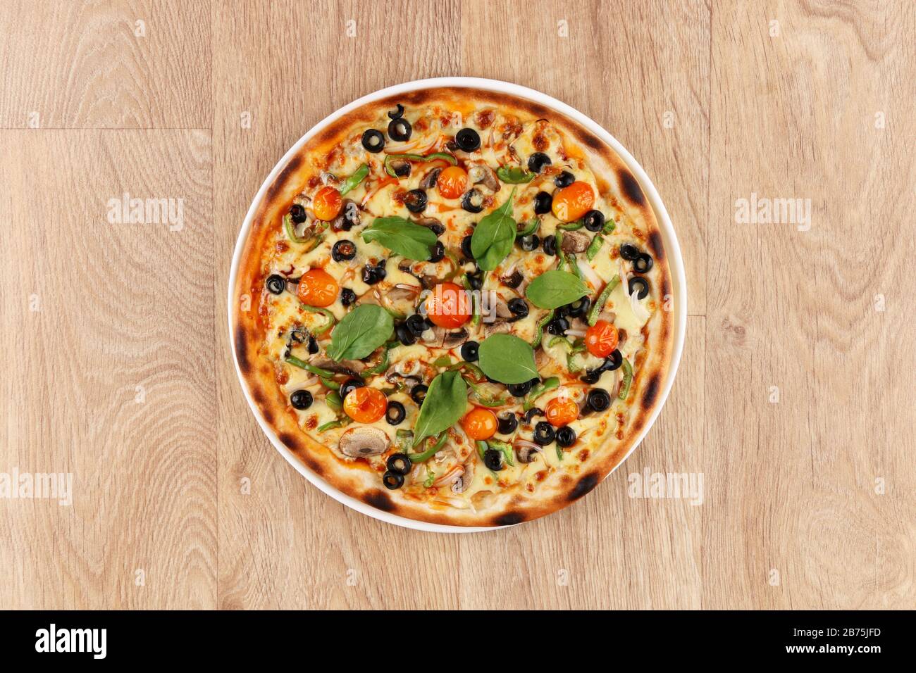 pizza veggie avec légumes sur fond de bois - basilic - olives - gros plan Banque D'Images