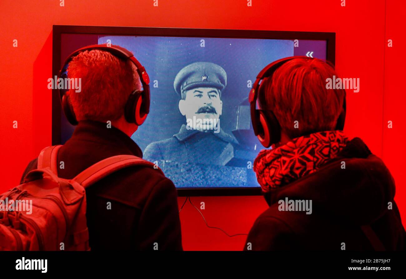Les visiteurs de l'exposition "le Dieu rouge - Staline et les Allemands" regardent un film sur Staline au Mémorial de Hohenschoenhausen le 30.01.2018. L'exposition illustre le culte de la personnalité autour du dictateur soviétique dans le GDR et montre de nombreux objets du culte Staline. [traduction automatique] Banque D'Images