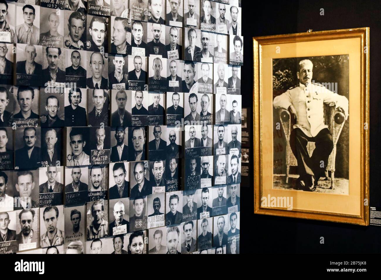 Photos d'Allemands assassinés à l'époque de Staline, dans l'exposition "le dieu rouge - Staline et les Allemands" dans le Mémorial de Hohenschoenhausen, le 30.01.2018. L'exposition illustre le culte de la personnalité autour du dictateur soviétique dans le GDR et montre de nombreux objets du culte Staline. [traduction automatique] Banque D'Images