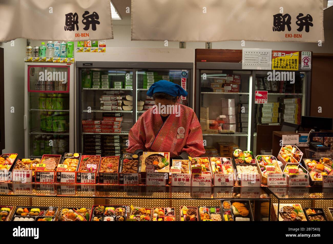 23.12.2017, Kyoto, Japon, Asie - une femme vend des plats prêts à manger dans un kiosque à Kyoto. [traduction automatique] Banque D'Images