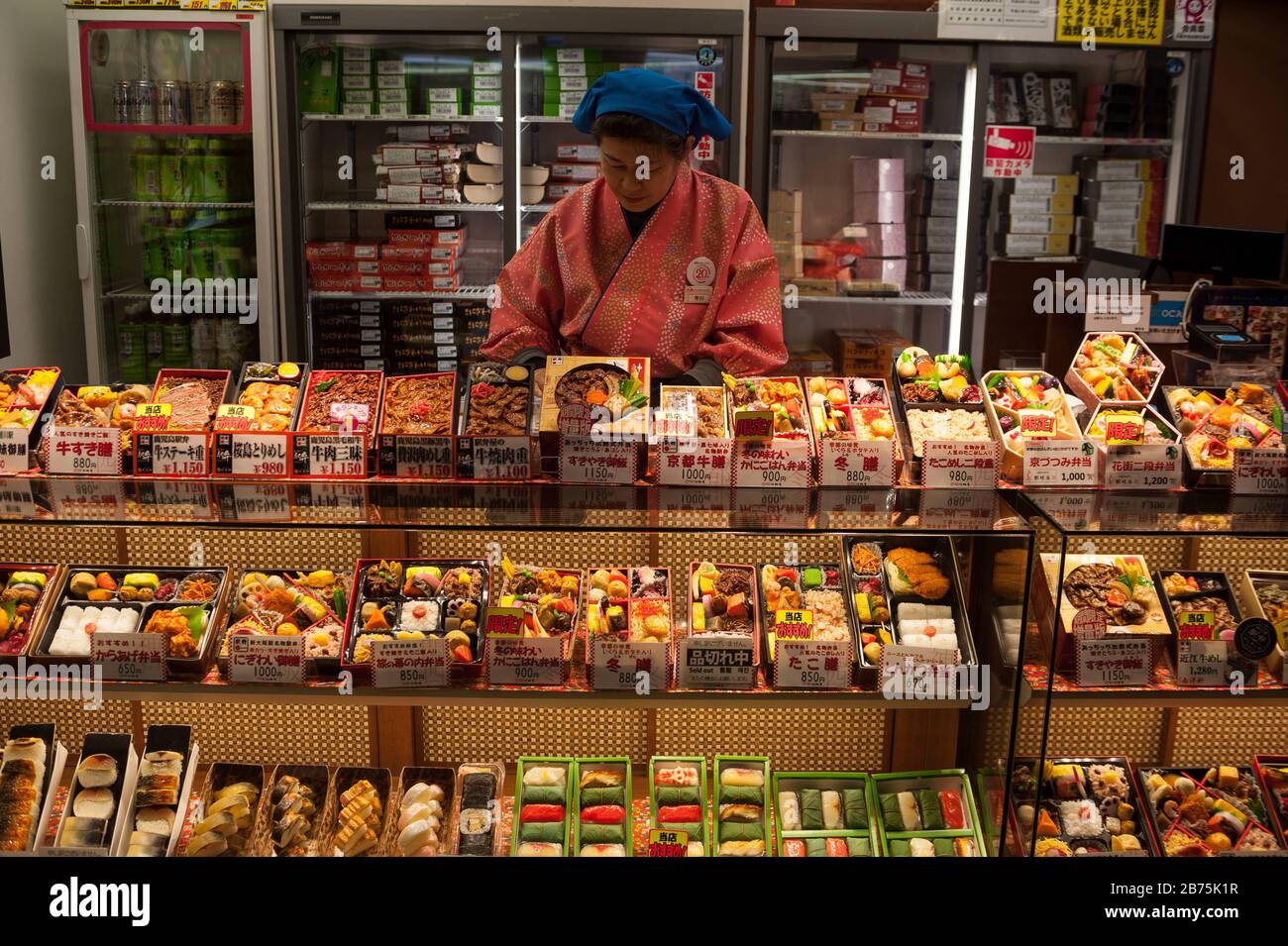 23.12.2017, Kyoto, Japon, Asie - une femme vend des plats prêts à manger dans un kiosque à Kyoto. [traduction automatique] Banque D'Images