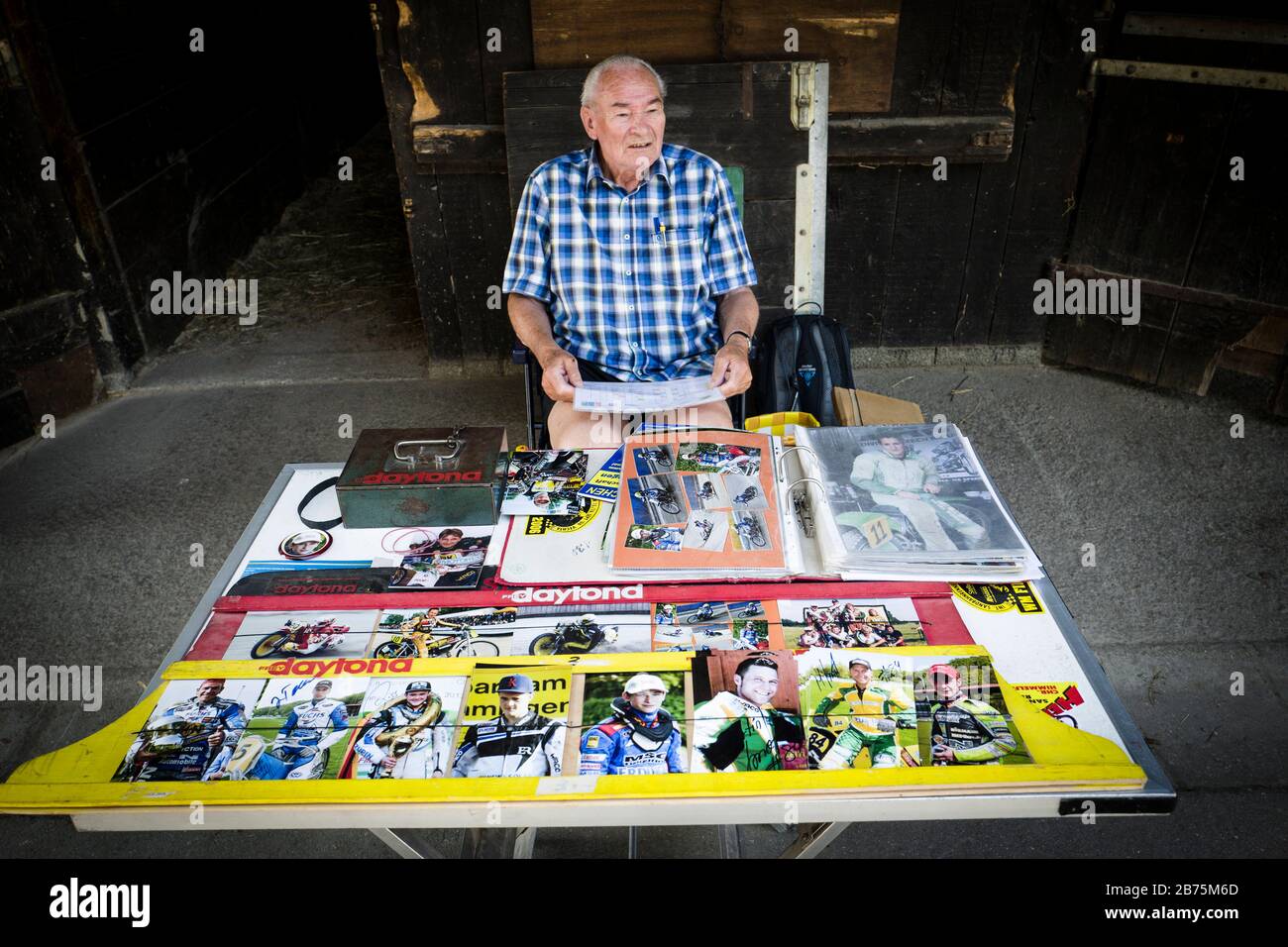 Championnat allemand en voiture sur la piste de sable de Pfarrkirchen dans le Rottal, en Basse-Bavière. Des cartes autographes signées de pilotes sont disponibles sur un stand de vente. [traduction automatique] Banque D'Images