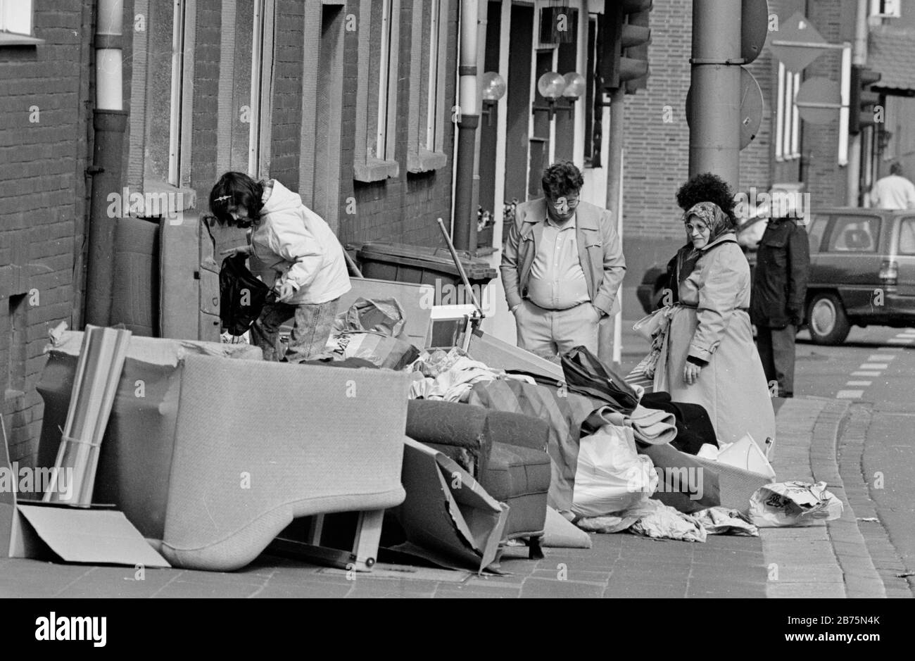 Une famille turque qui regarde des déchets volumineux dans une rue à Gelsenkirchen, le 18 février 1989. [traduction automatique] Banque D'Images