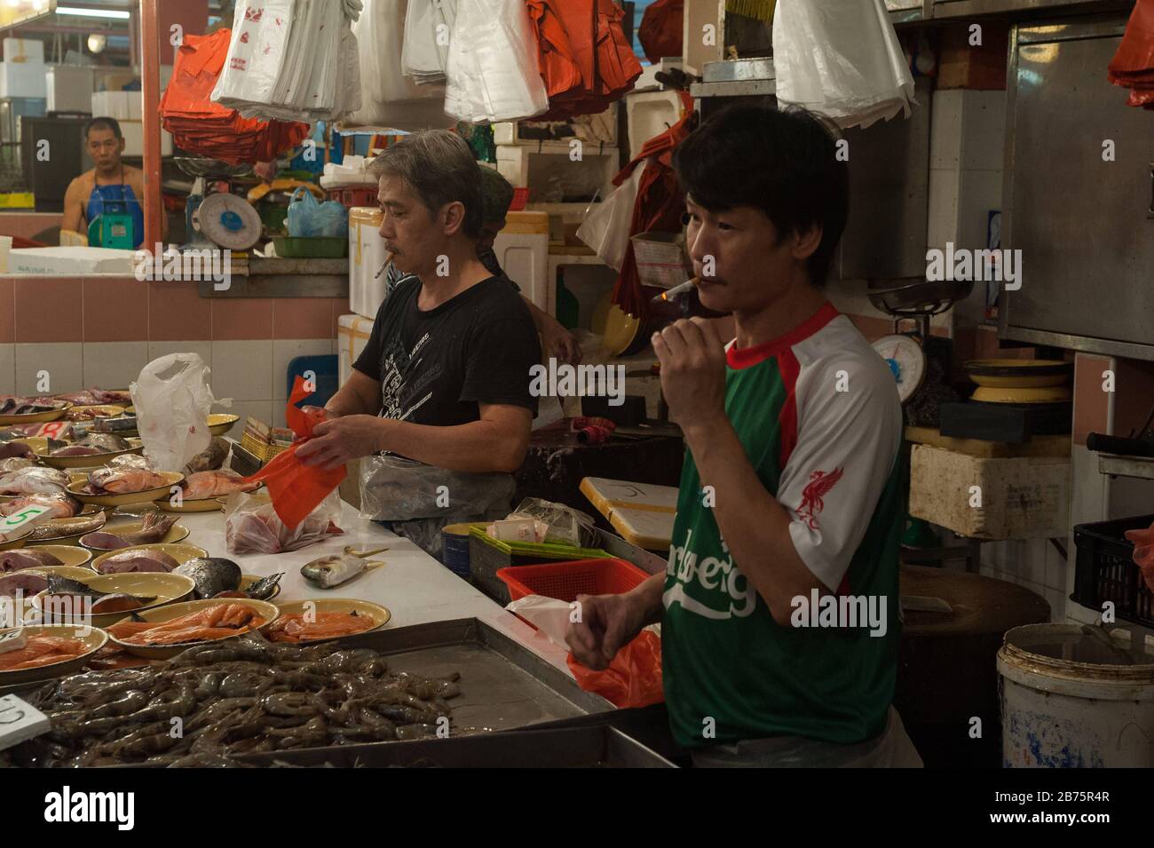 27.07.2017, Singapour, République de Singapour, Asie - vendeurs de poissons sur le marché de Chinatown. [traduction automatique] Banque D'Images