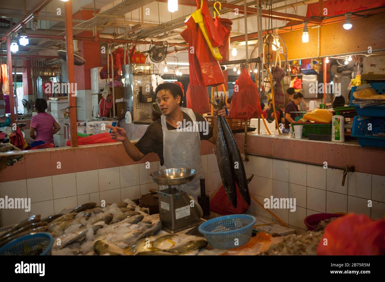 27.07.2017, Singapour, République de Singapour, Asie - un vendeur de poissons sur le marché de Chinatown. [traduction automatique] Banque D'Images